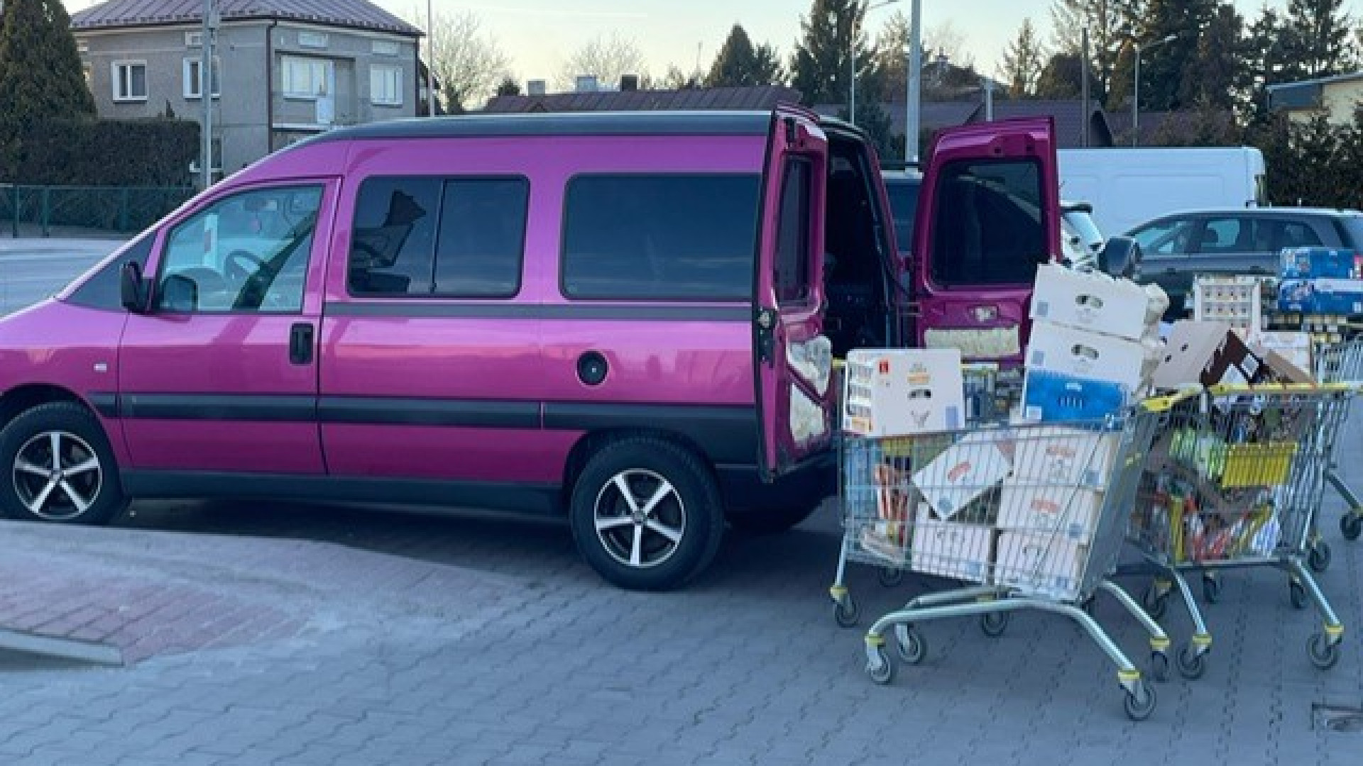 Con il furgone fucsia porta cibo e farmaci in Ucraina e salva una donna e la figlia