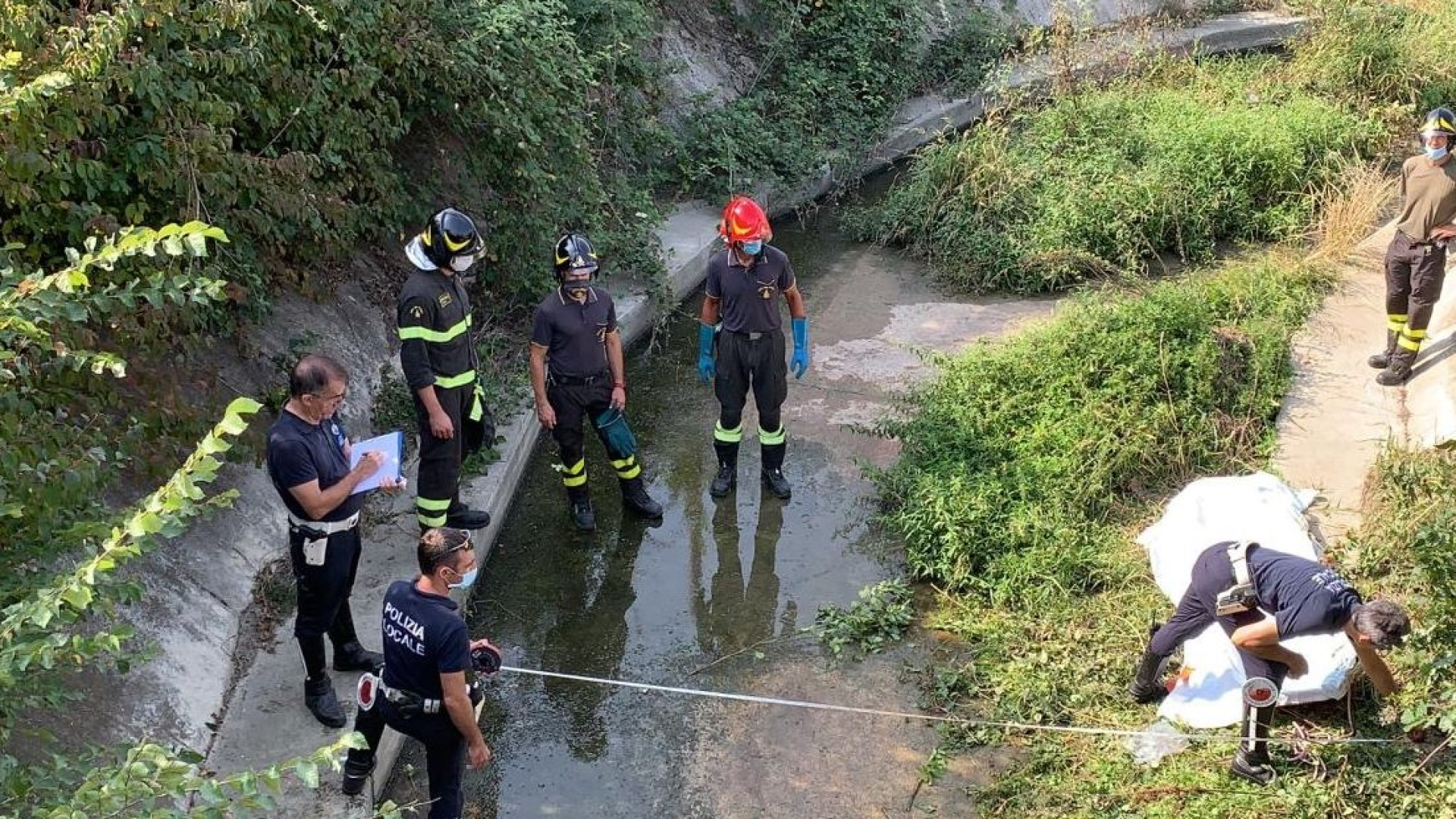 Sbanda e finisce in un canale: muore motociclista di 37 anni