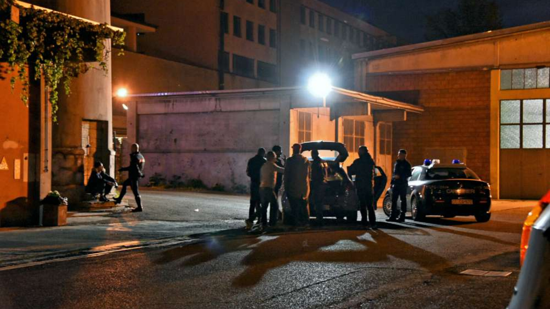 Sangue e bottigliate nel quartiere Roma: due liti nella notte