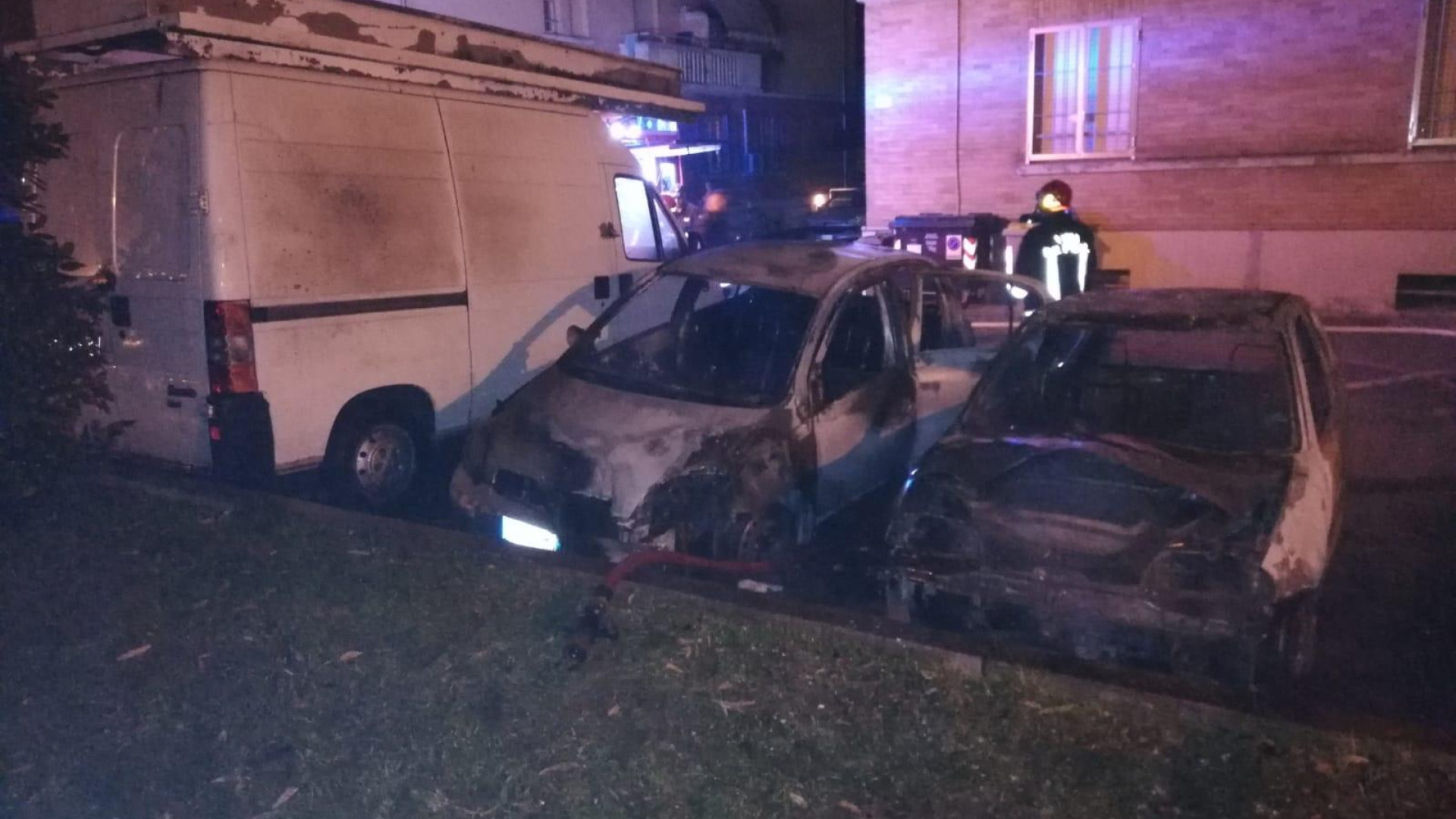 Due auto distrutte dalle fiamme: probabile un cortocircuito