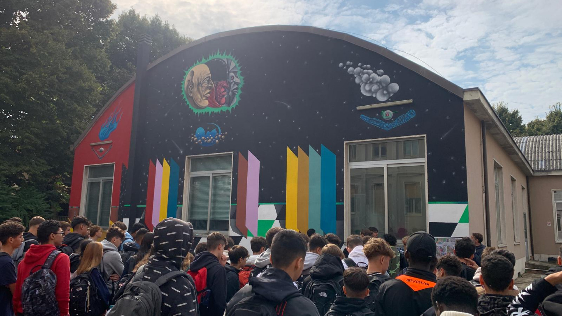 Rapporto uomo-macchina e dignità del lavoro, murales metafisico all'Isii Marconi
