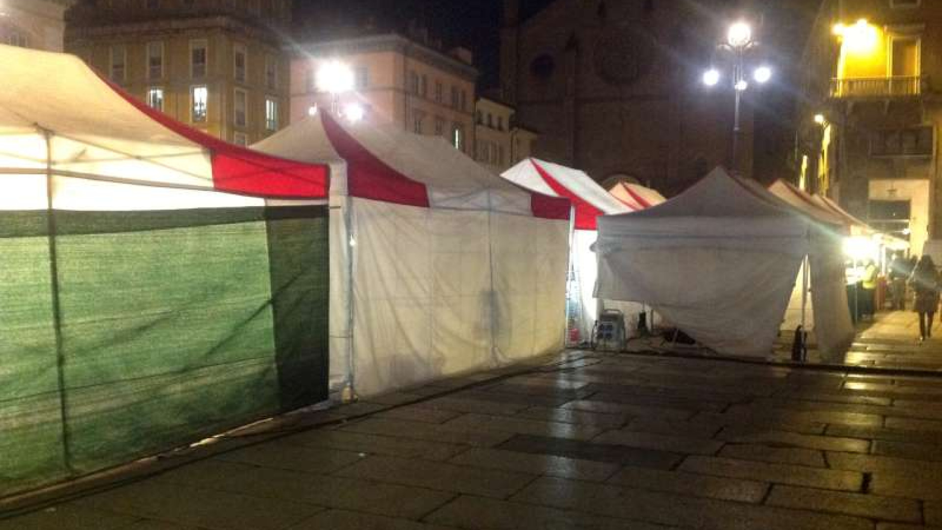Piazza Cavalli sempre più natalizia, arrivate le bancarelle del mercatino