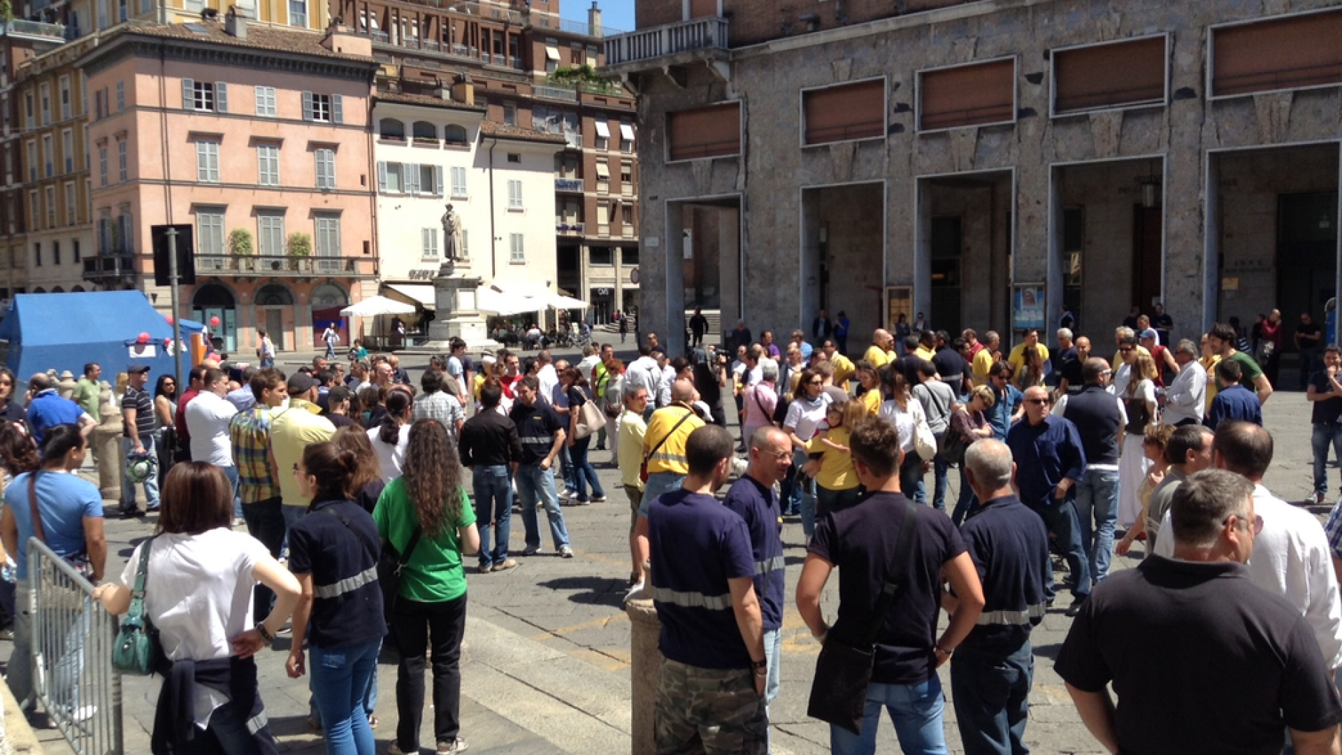 Ikea, lavoratori e famiglie di nuovo in piazza. "Basta blocchi"