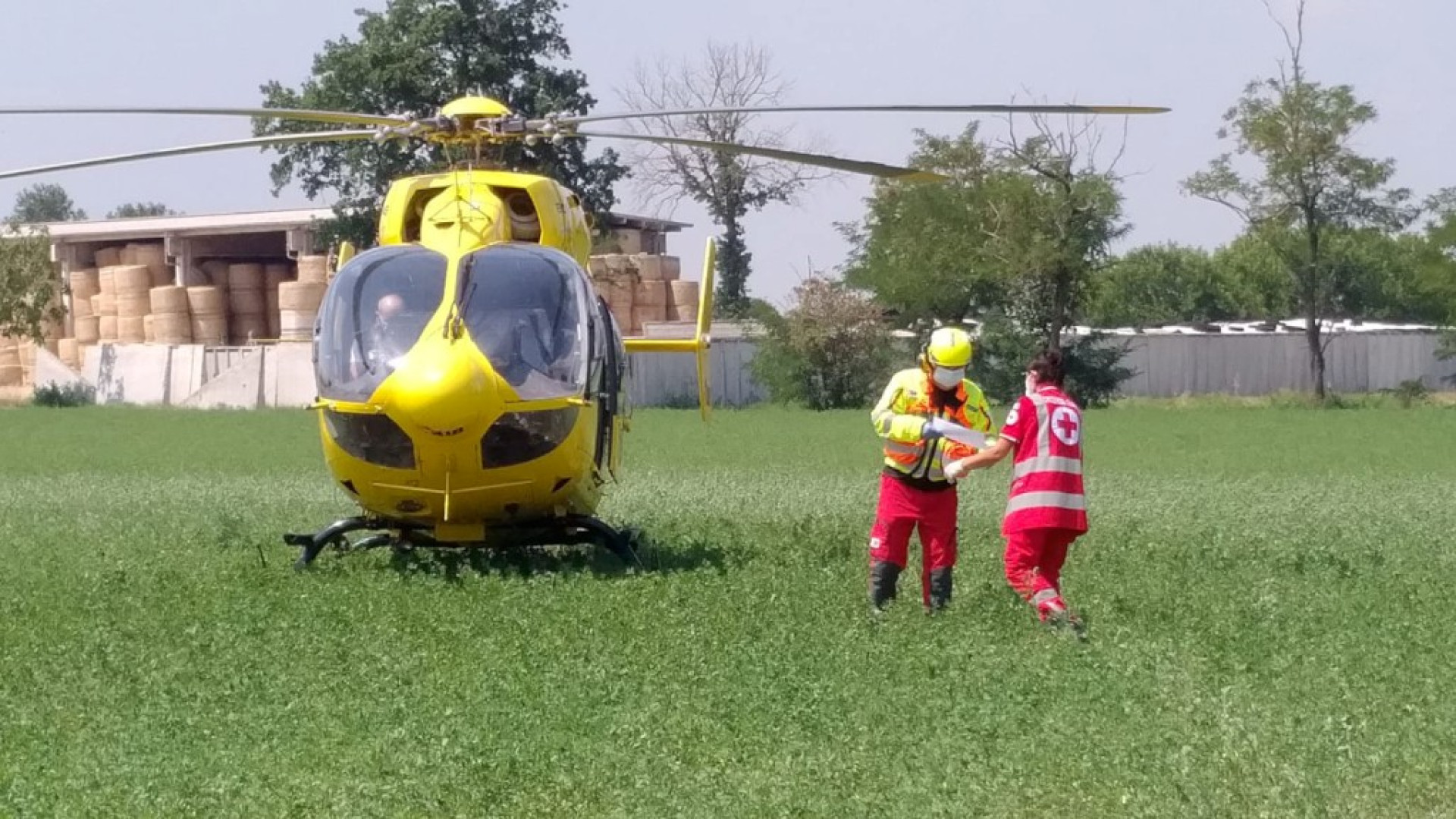 Cade dalla scala mentre lavora in cortile, ferito un 58enne a Bilegno