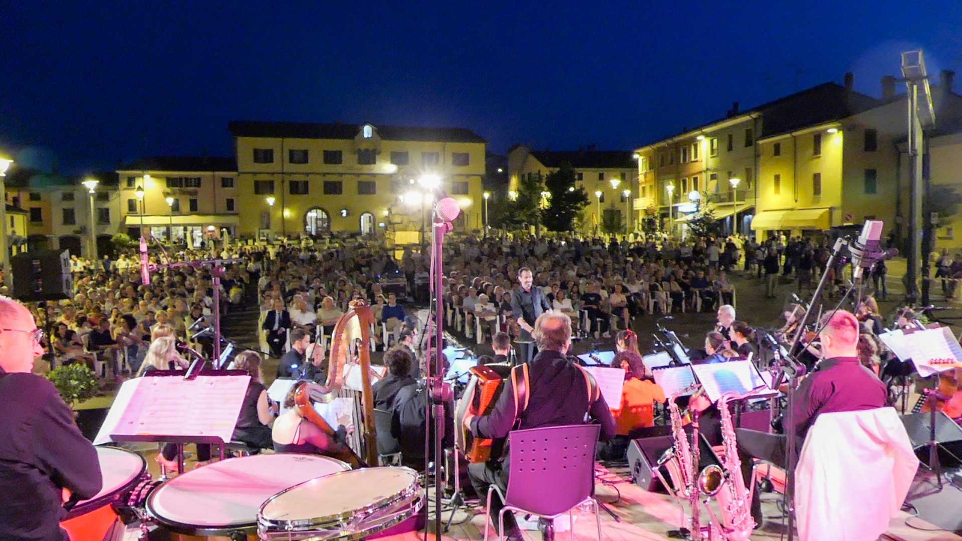 Agazzano, tre compleanni in musica. La piazza diventa un teatro a cielo aperto