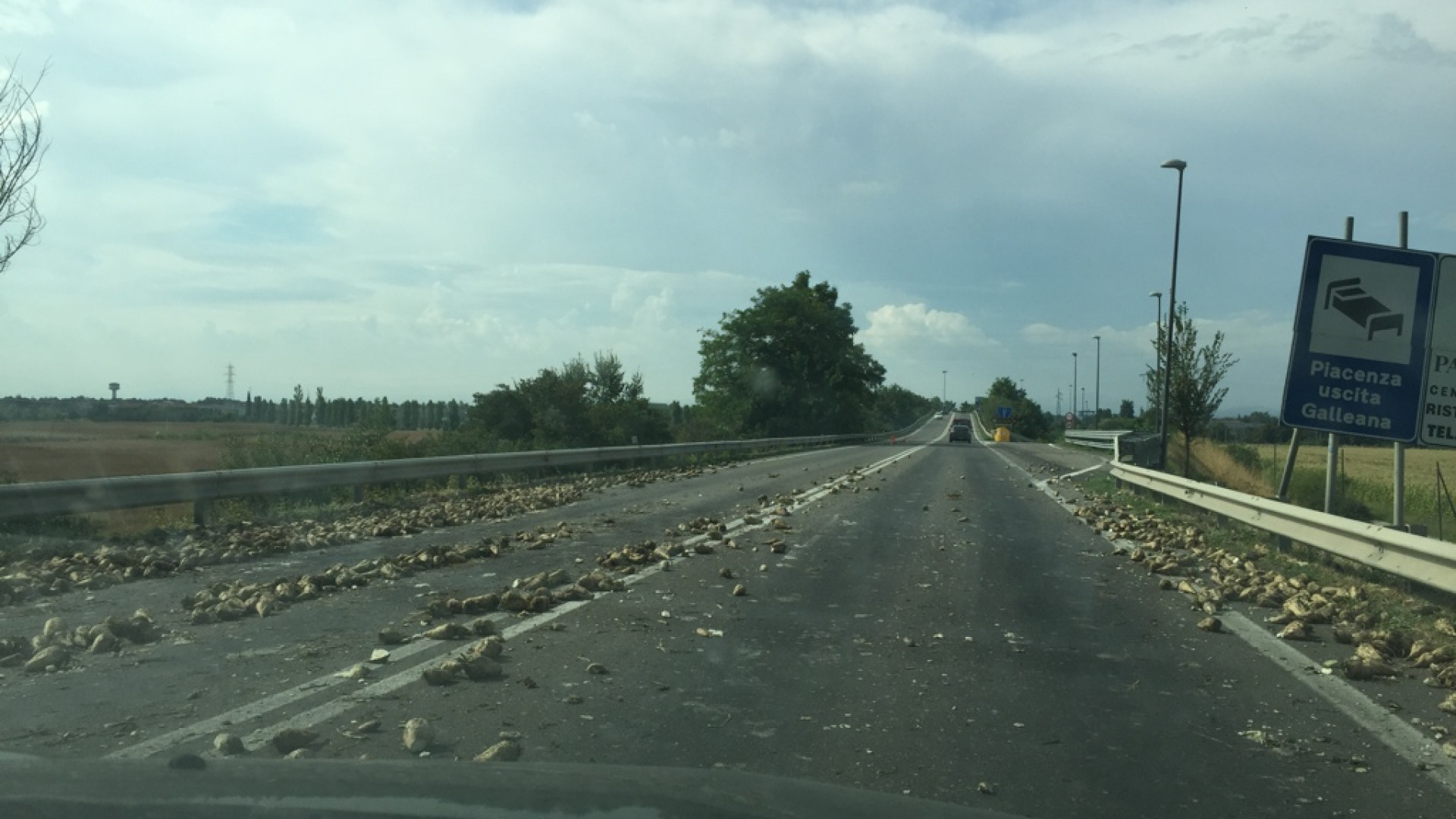 Si apre una sponda del camion: barbabietole in tangenziale