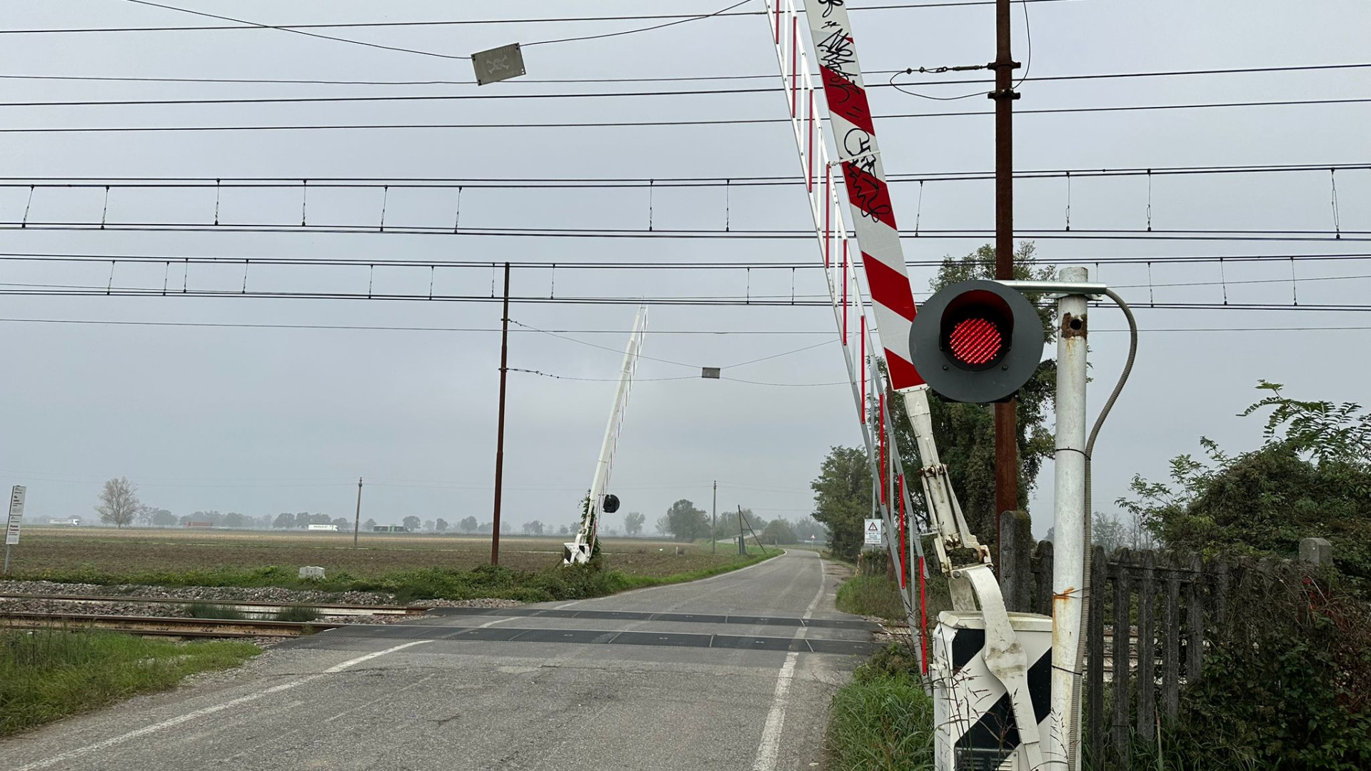 Semaforo rosso ma sbarre alzate al passaggio a livello: carabinieri sul posto