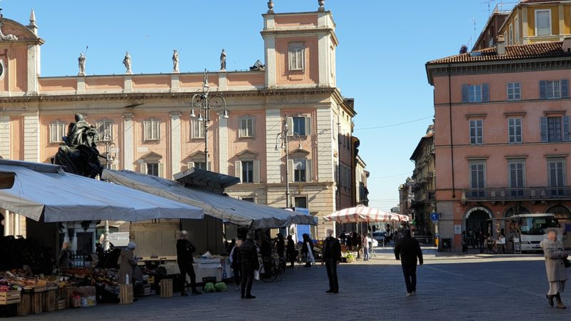 Mercato solo alimentare in piazza Cavalli: centro semideserto. Negozi vanno verso la chiusura volontaria