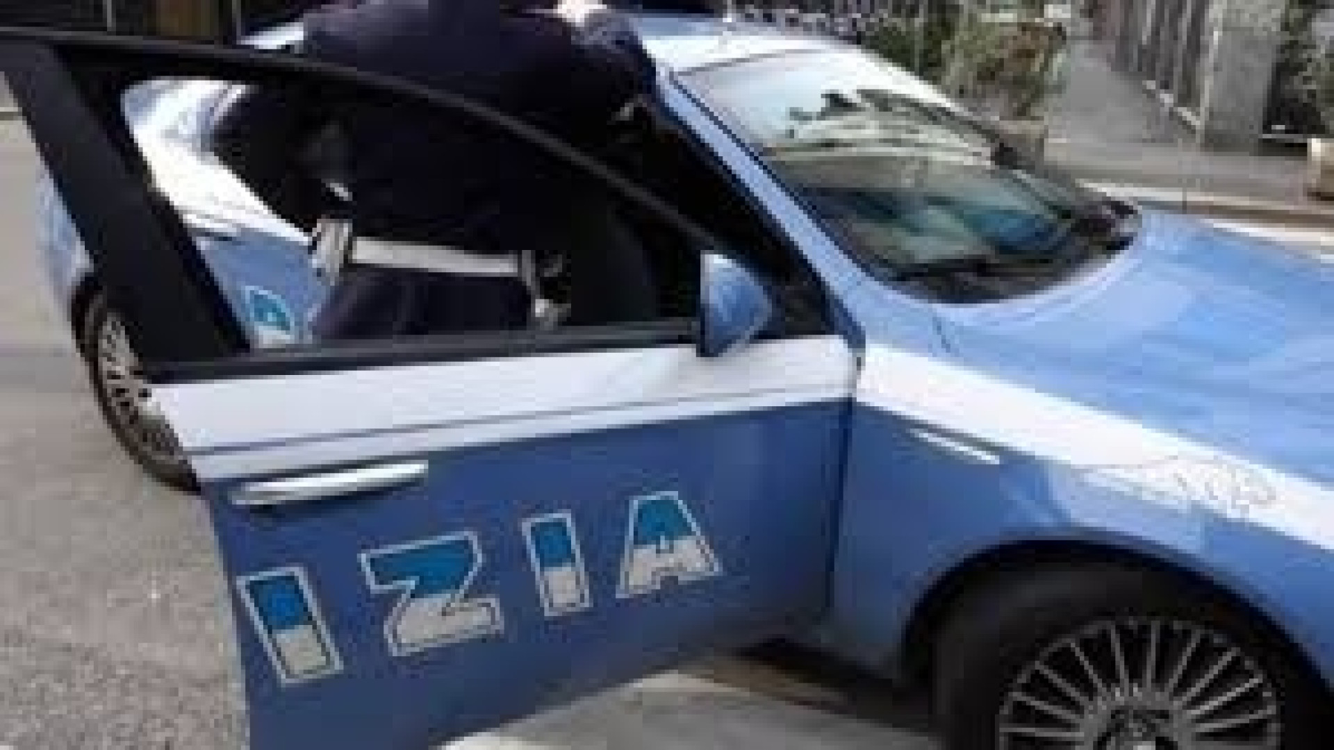 Sferra un pugno al rivale e fugge in auto sventrando il dehor di una pizzeria