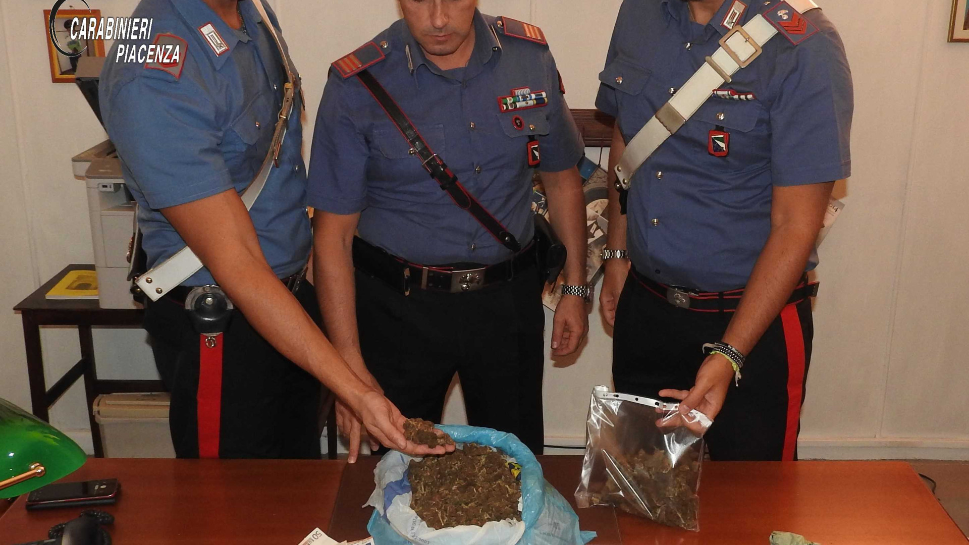 Quasi un chilo di marijuana pronta per essere spacciata: arrestato