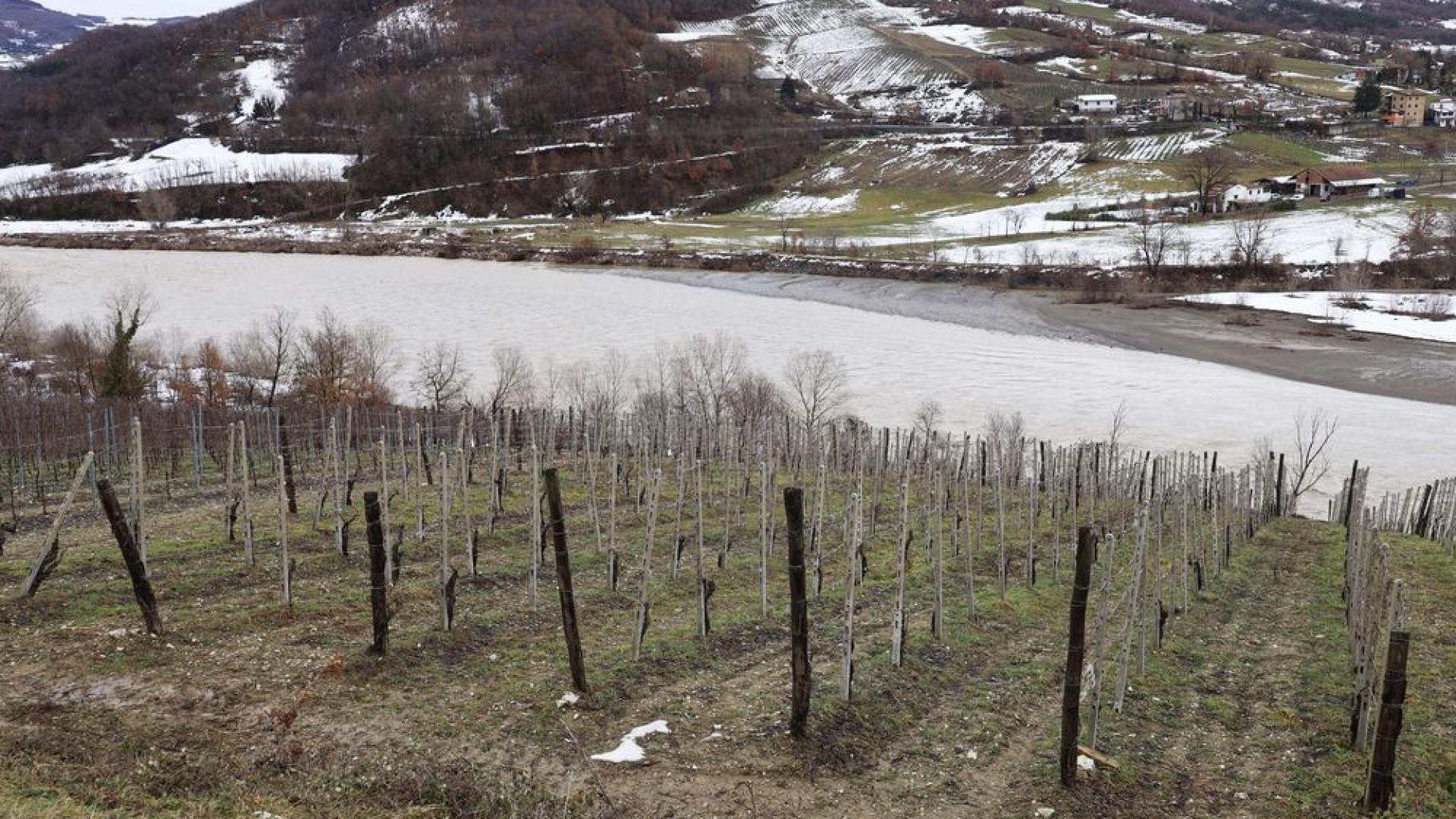 Il Trebbia "mangia" le sponde: tra Perino e Travo i vigneti scivolano verso il fiume