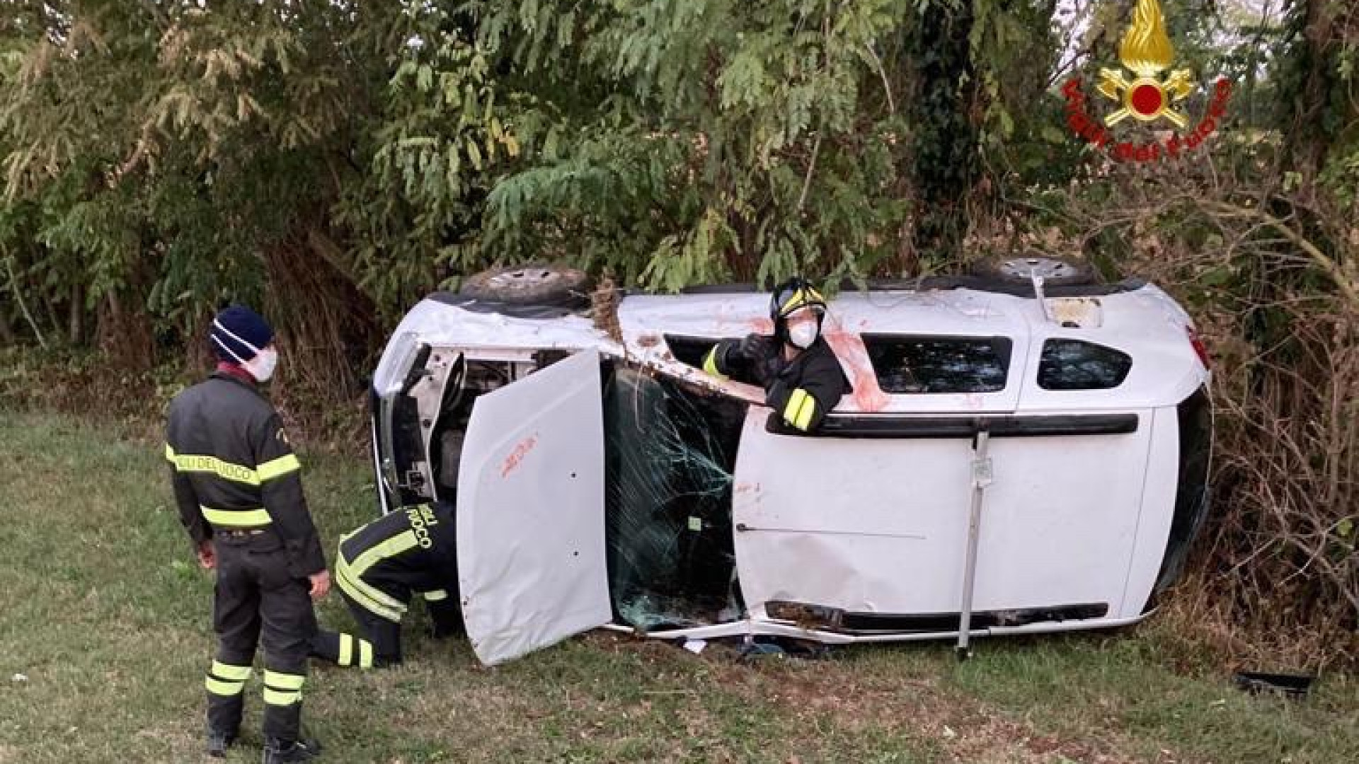 Sbanda e si ribalta con l’automobile: un ferito grave a Viustino