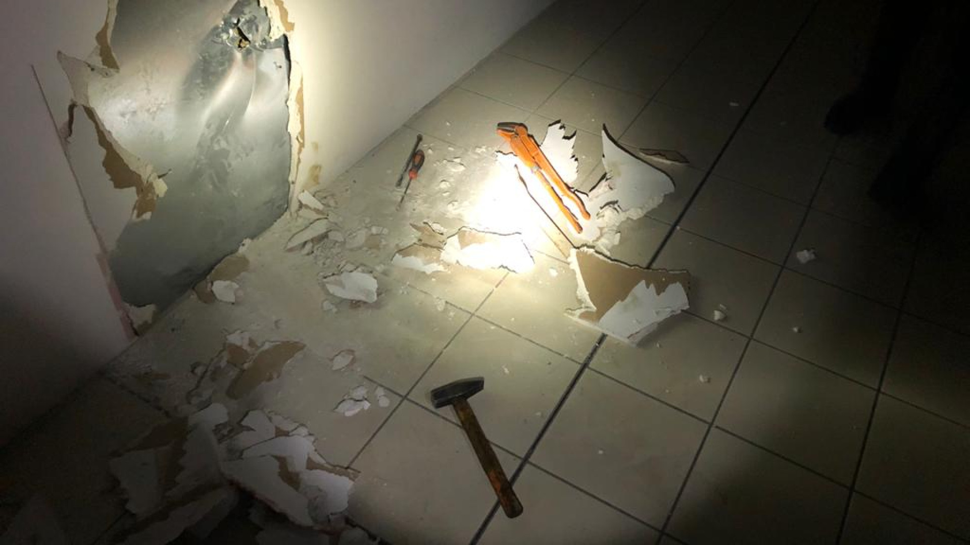 Banda del buco tenta il colpo in tabaccheria, sventato dalle guardie Ivri