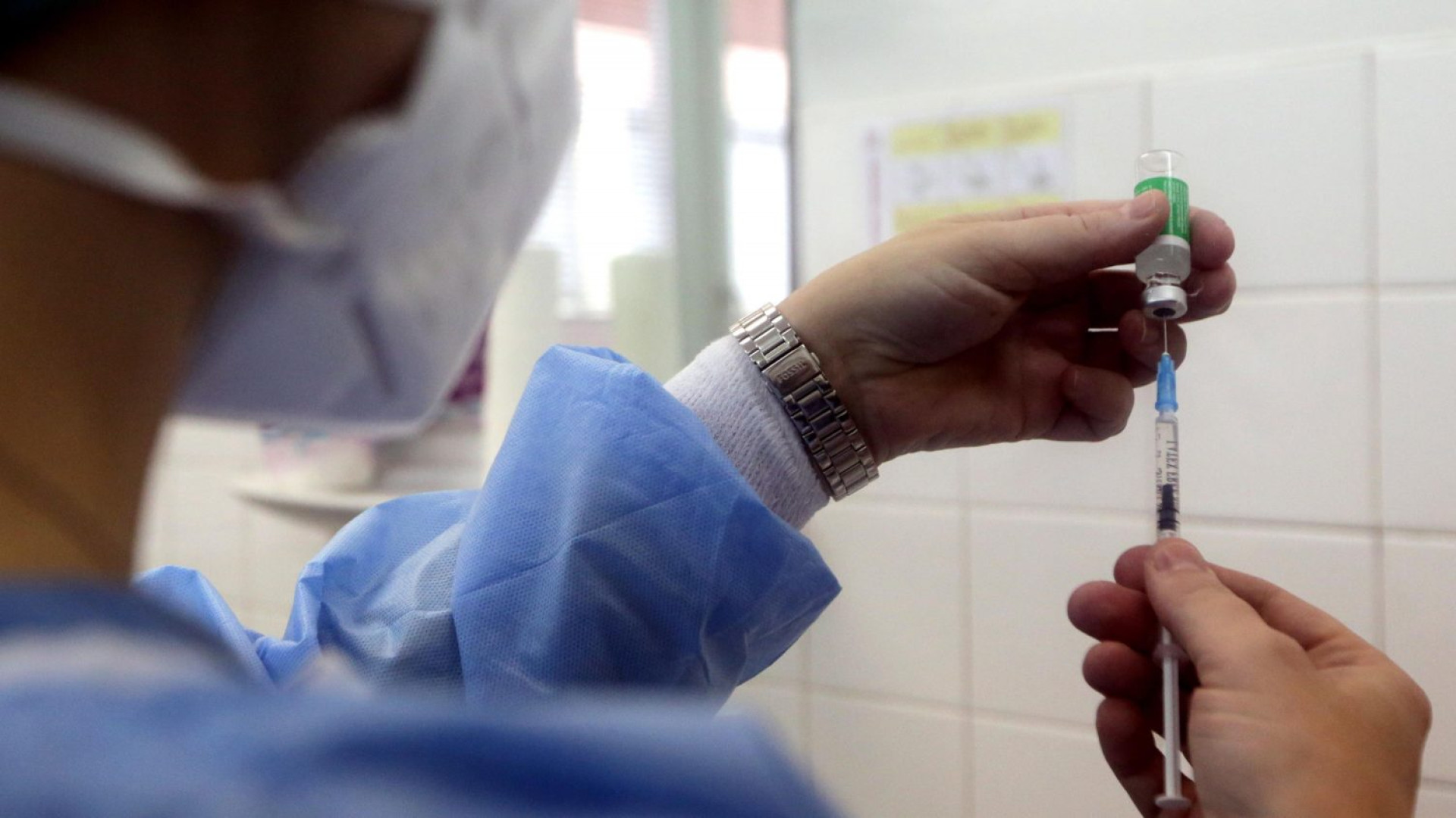 Via libera alla quinta dose di vaccino. "Raccomandata a over 80 e persone fragili"