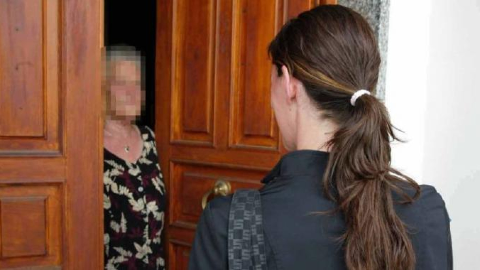 "Lei assomiglia a mia nonna", ladra abbraccia e deruba anziana di 82 anni