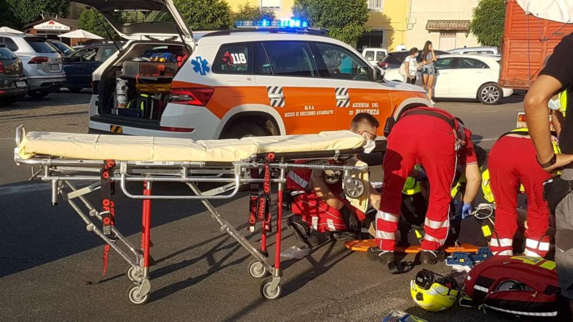 Pianello, anziana urtata da un trattore in piazzale degli Alpini. E' grave
