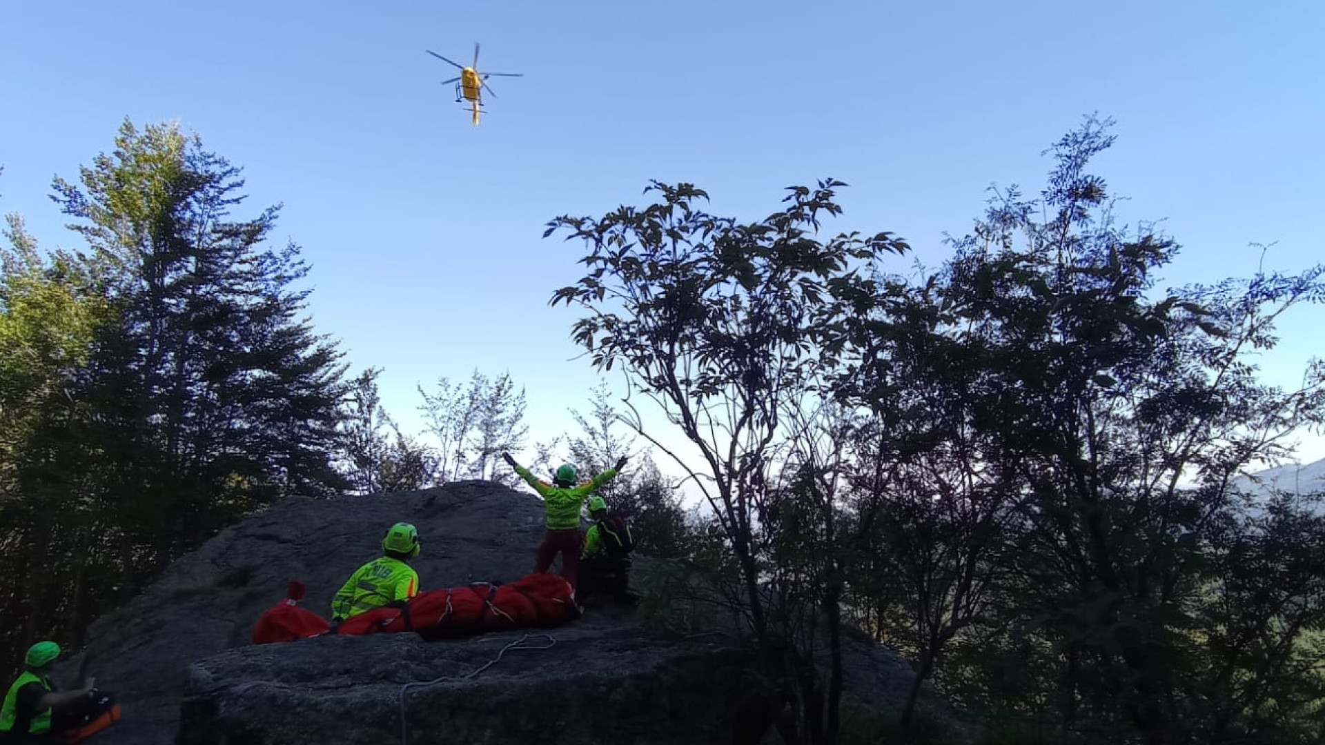 Cede un sasso della parete rocciosa, arrampicatore cade: soccorso con l'elicottero