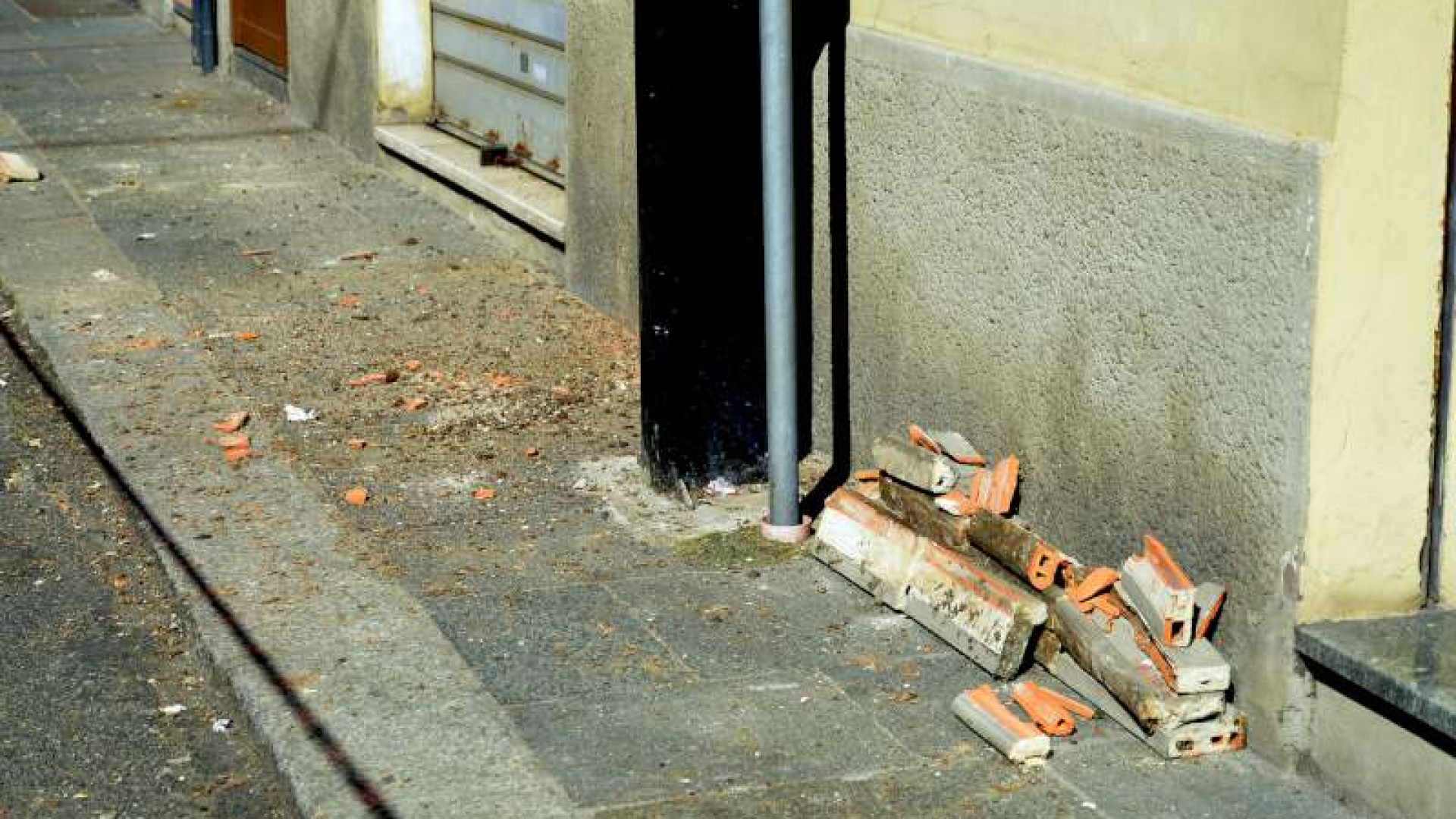 Via Scalabrini, calcinacci precipitano in strada e danneggiano le auto in sosta