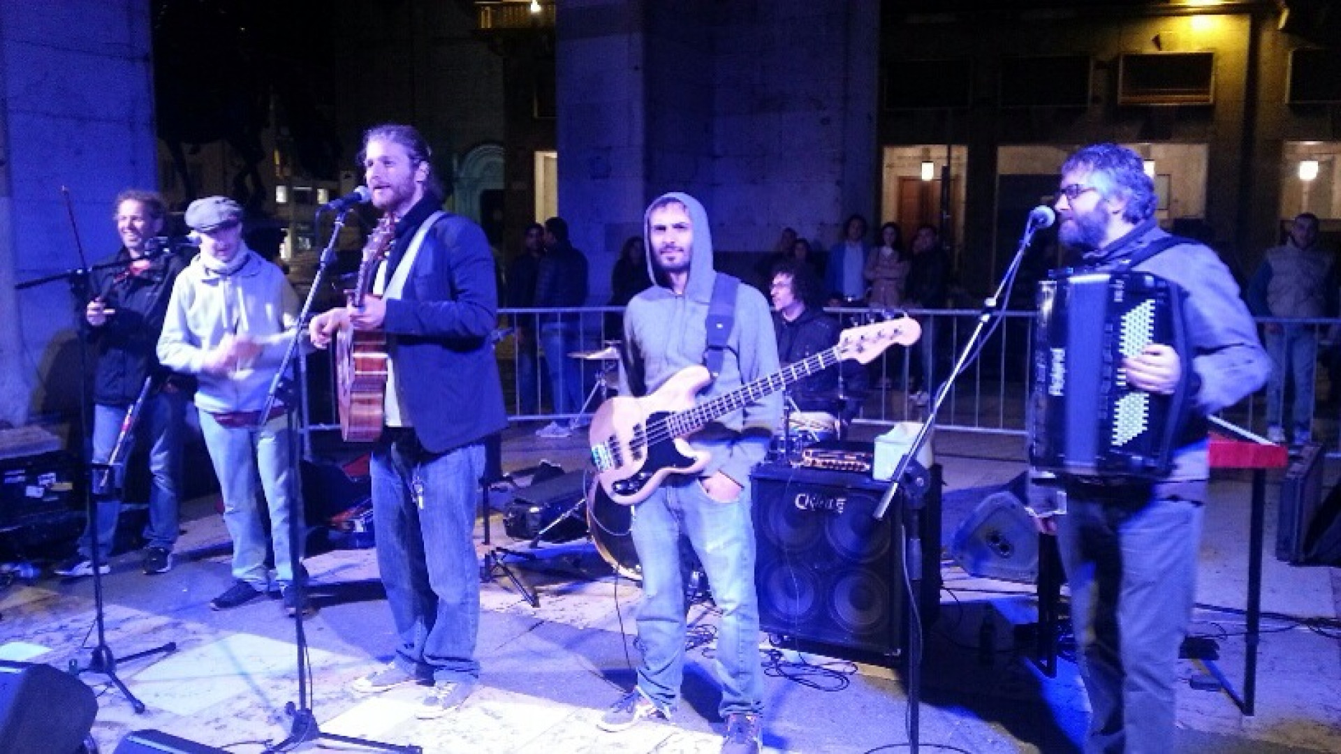 La pioggia rovina la Notte blu. Ma per i coraggiosi la festa va avanti al coperto