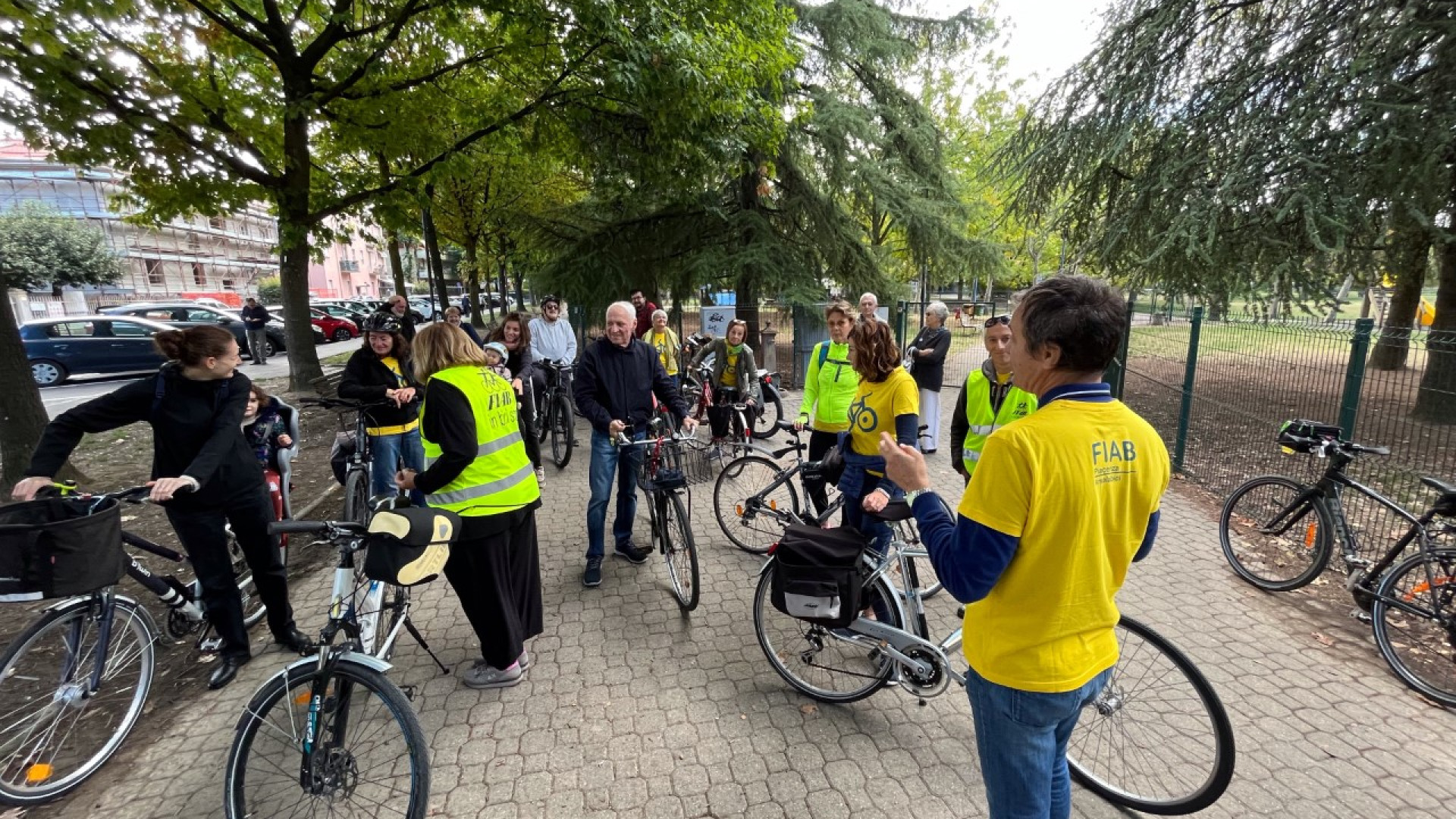In bicicletta alla casa di riposo San Giuseppe per onorare la Festa dei nonni