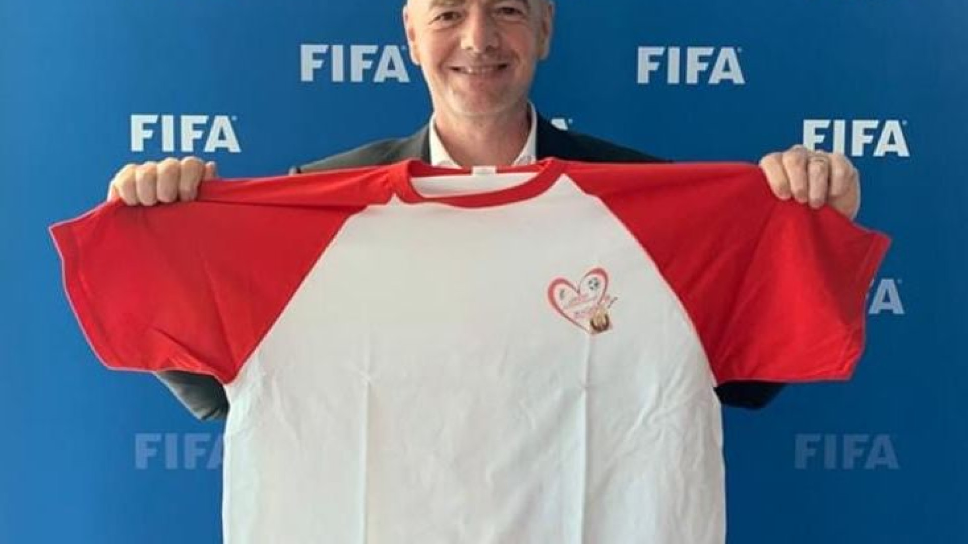 Il presidente Fifa Infantino sfoggia la maglia del calcio dilettanti piacentino