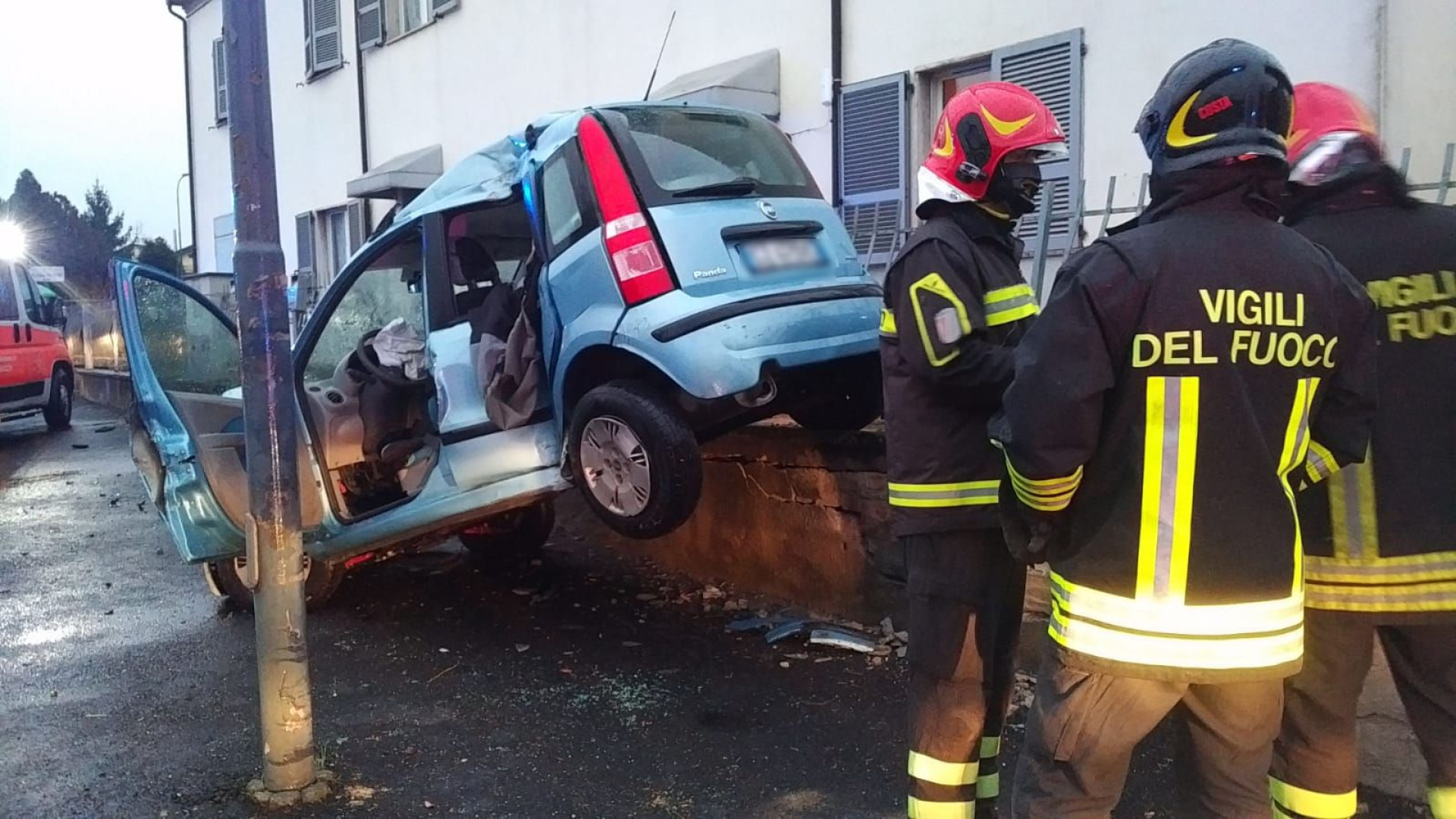 Ragazza esce di strada con l'auto e si schianta contro un muretto: illesa