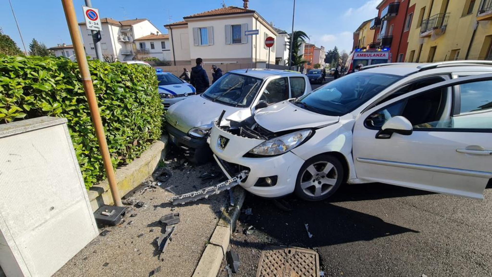Scontro tra due auto, entrambe finiscono contro il muro di cinta di una casa