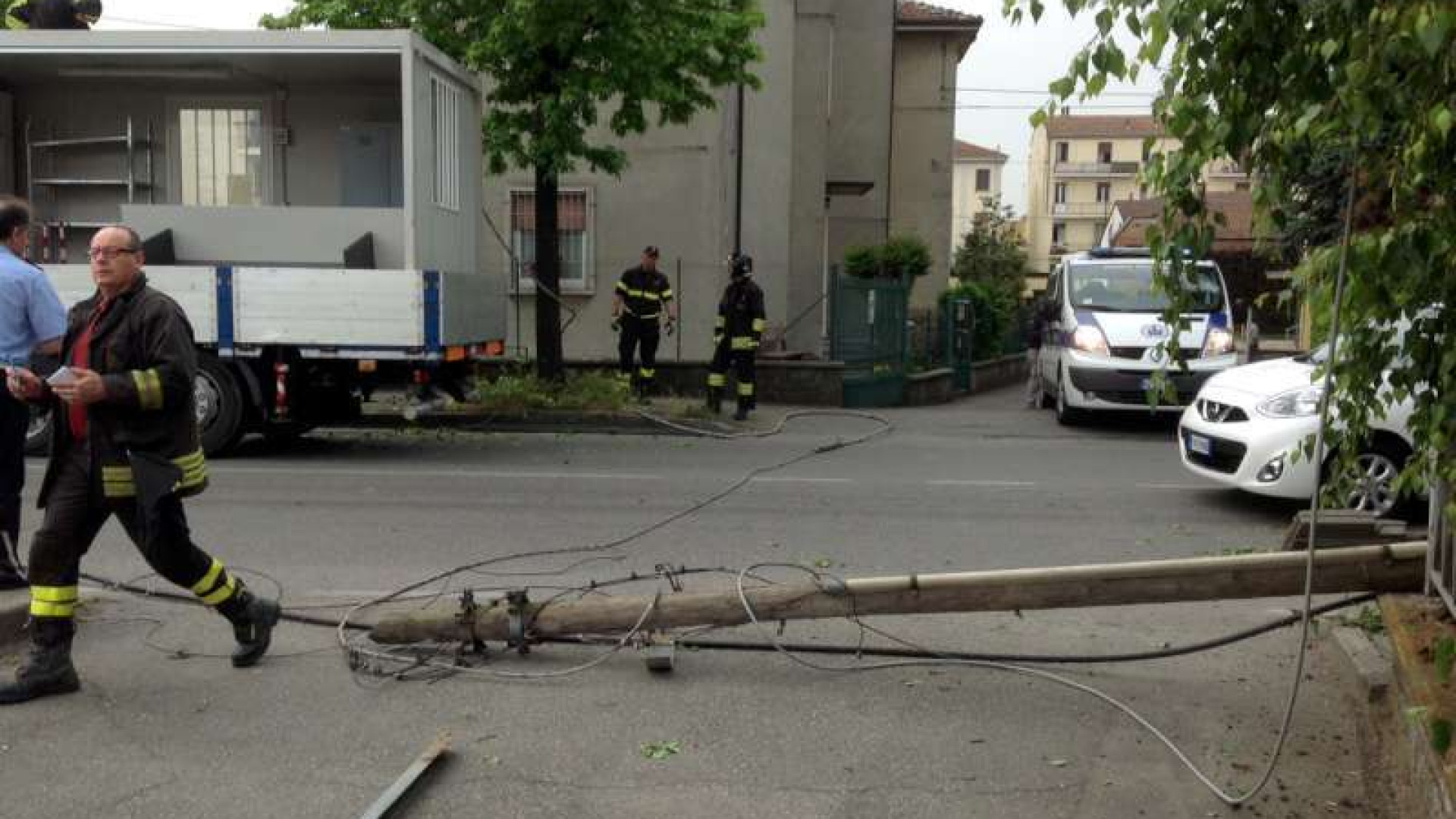 Gru impazzita, trancia un cavo e un ramo. Strada chiusa e telefoni muti