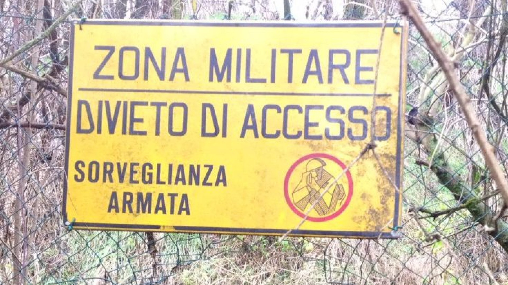Bravata notturna nell'area militare di via XXIV Maggio: denunciati due giovani