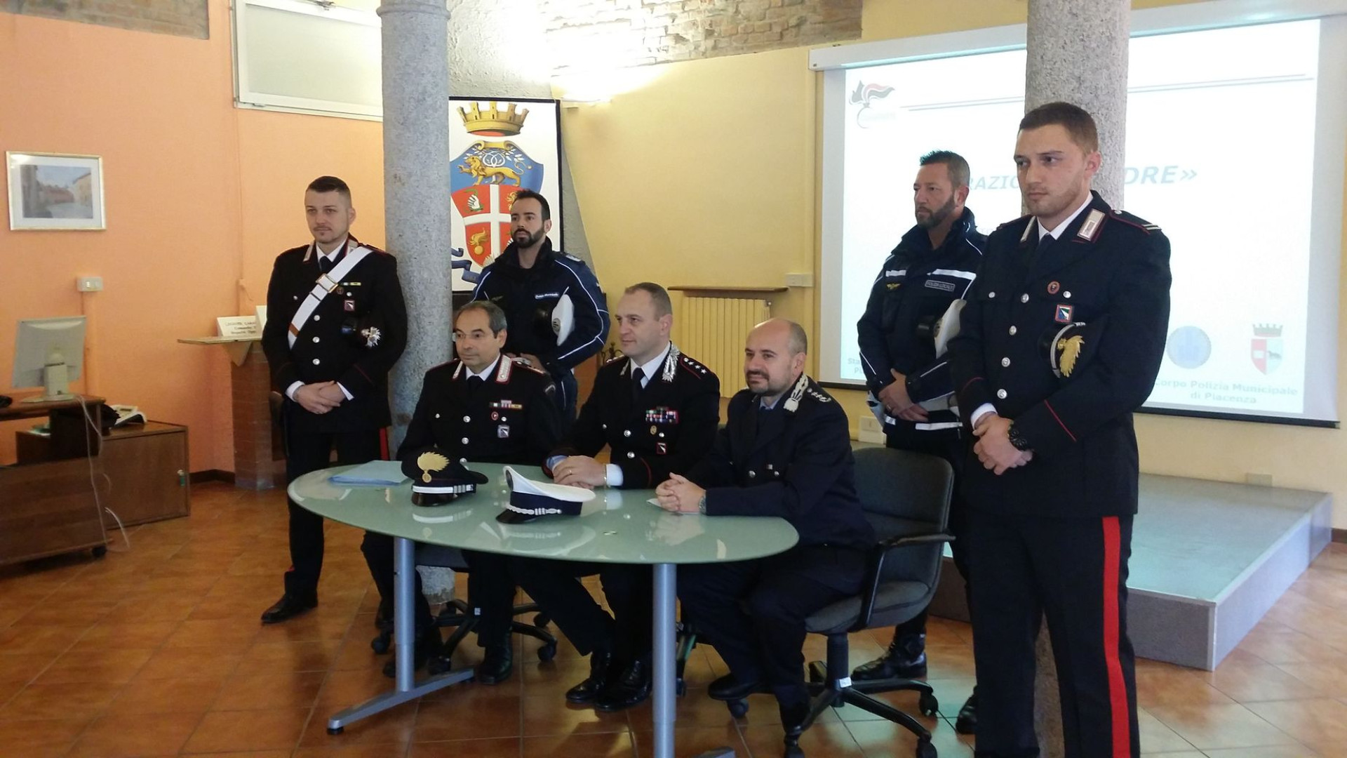 Picchiata e costretta a comprare droga: due arresti e 30 segnalazioni