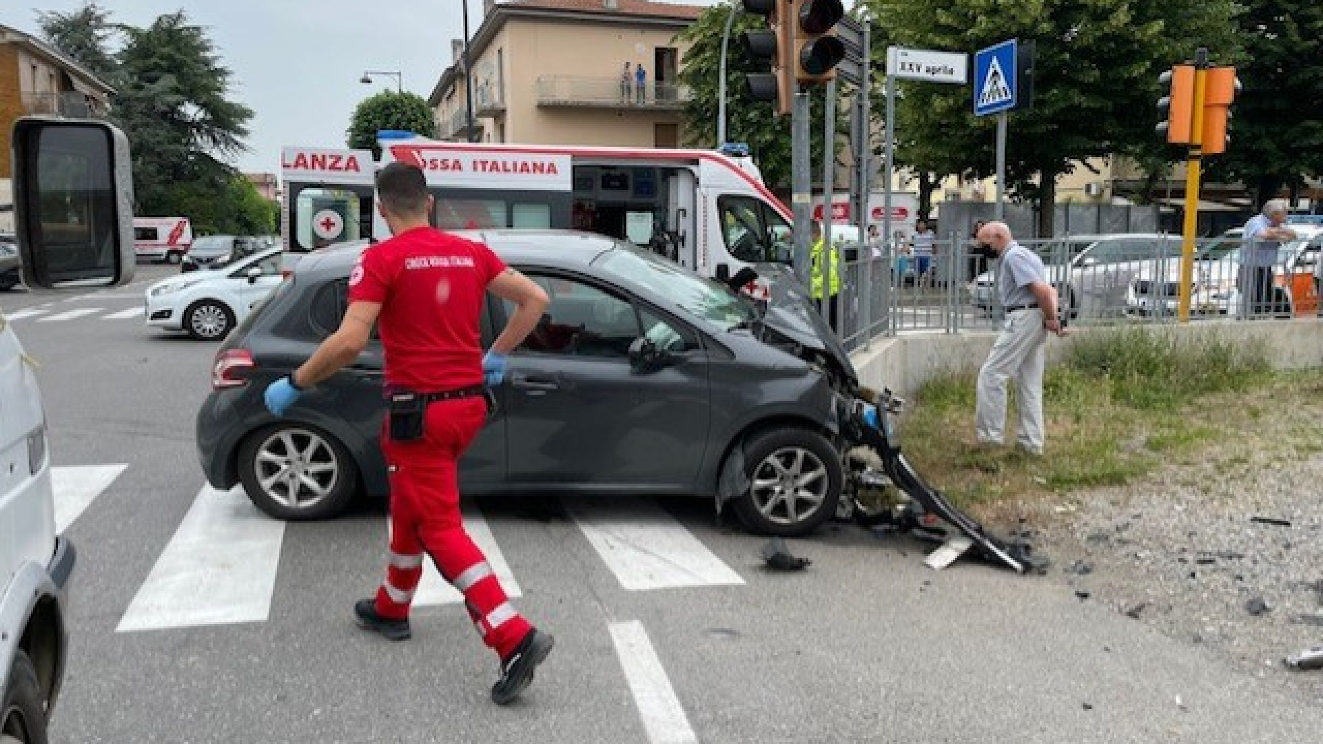 Incidente al semaforo di via XXV aprile a San Nicolò: tre feriti trasportati all'ospedale