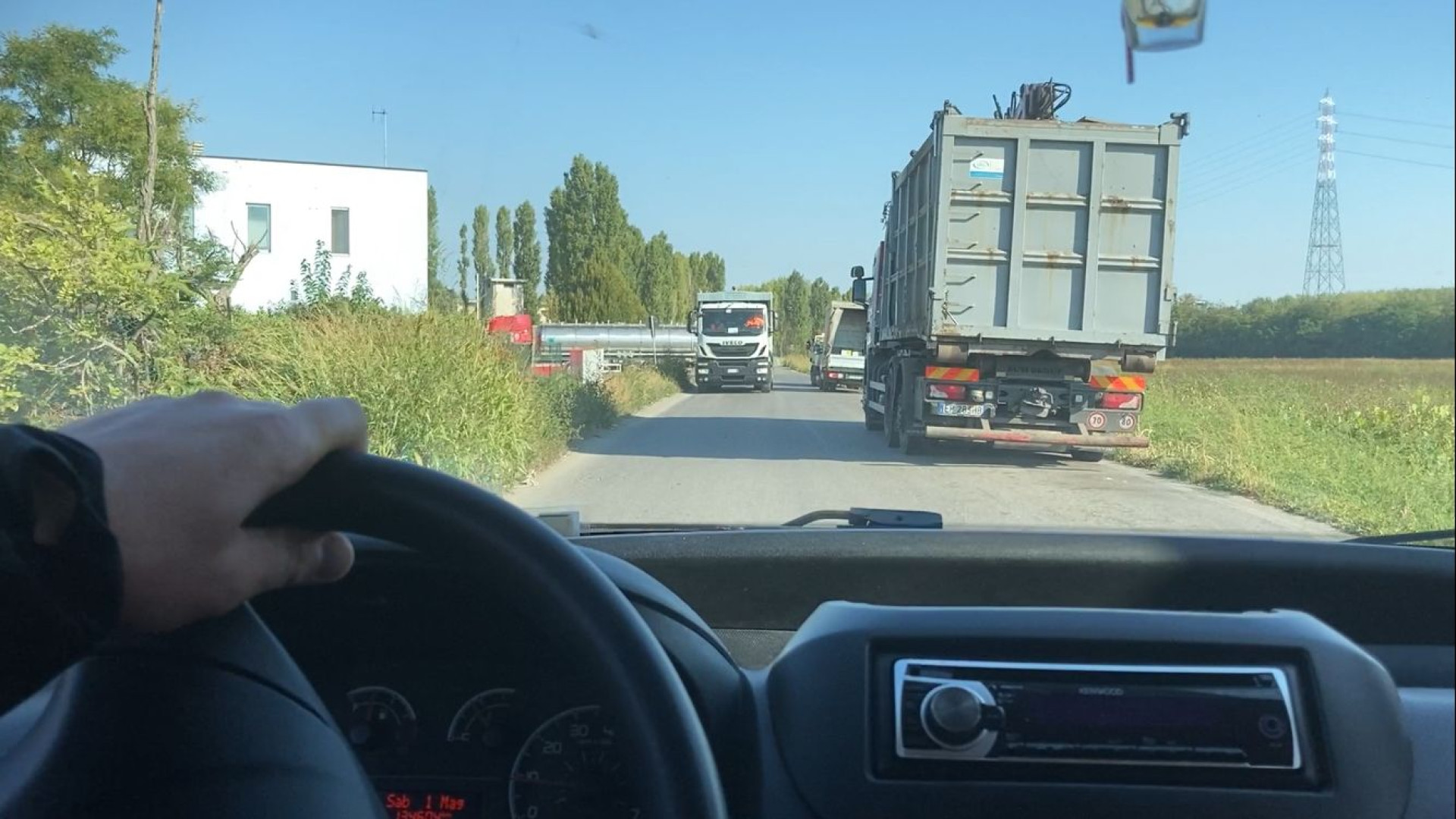 "A Borgoforte rischio frontali con i camion e sporcizia, Iren non pulisce a casa propria"