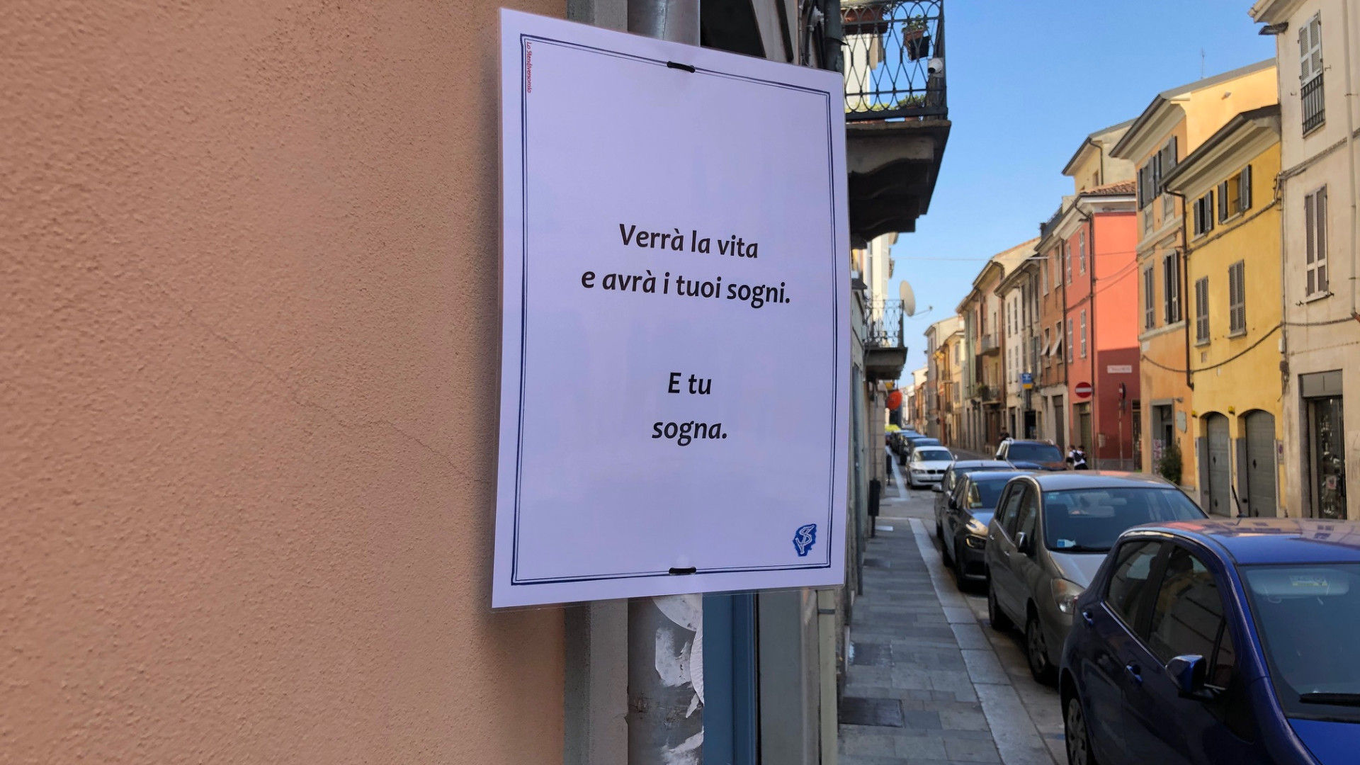 Piacenza tappezzata di poesie: è lo "Stendiversomio" del ferrarese Masiero