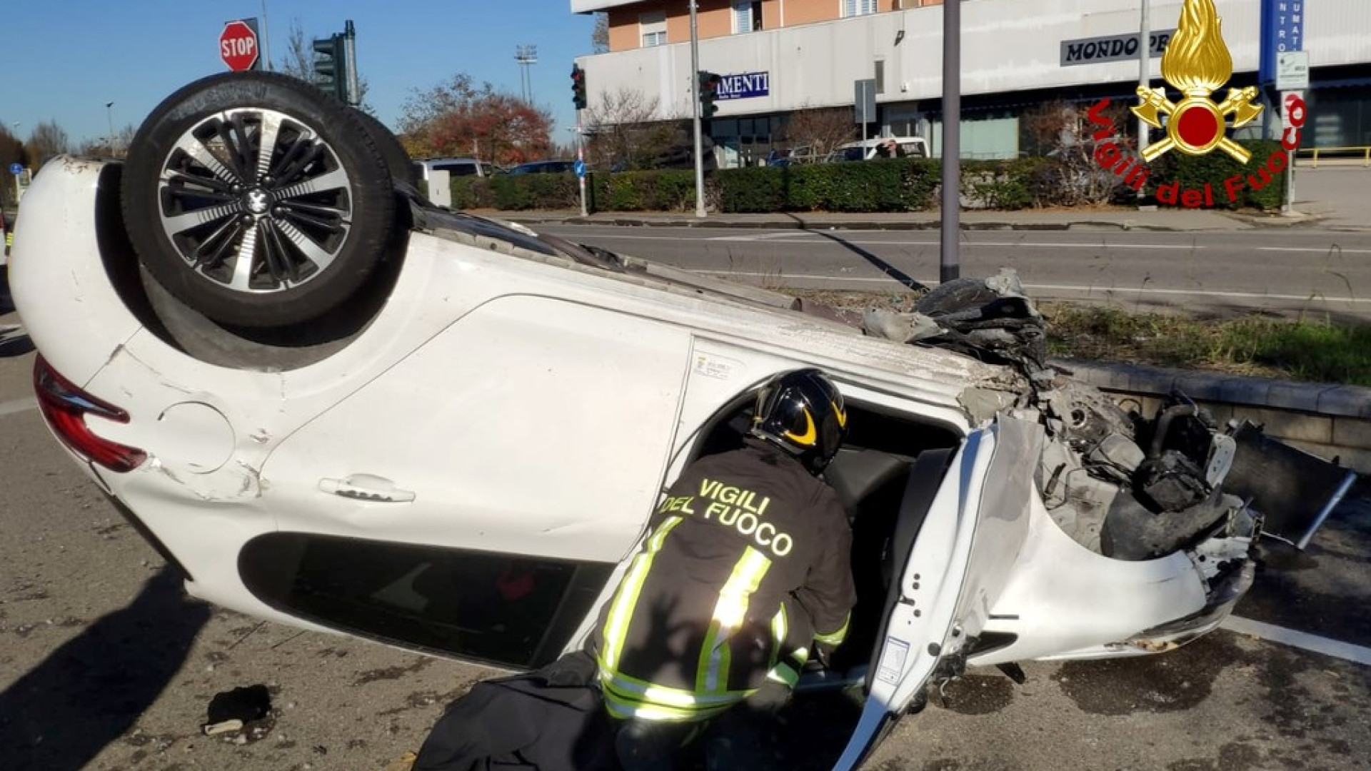 Auto esce di strada e si ribalta davanti alla caserma dei vigili del fuoco. Conducente ferito