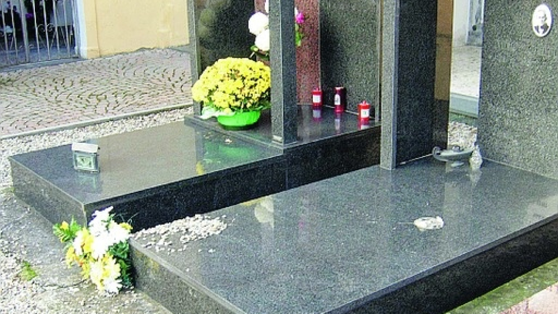 Mucinasso, furto di rame al cimitero: danni alle tombe