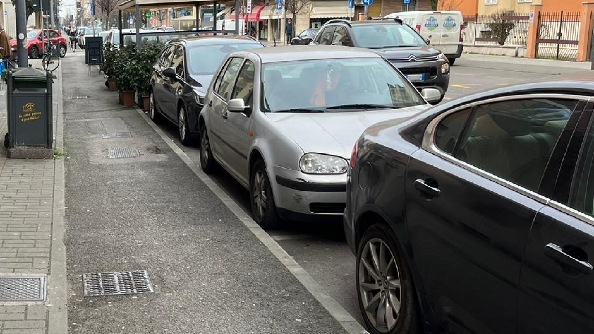 Viale Dante: cliente non paga le birre, litiga con il barista e poi lo colpisce con un coltello