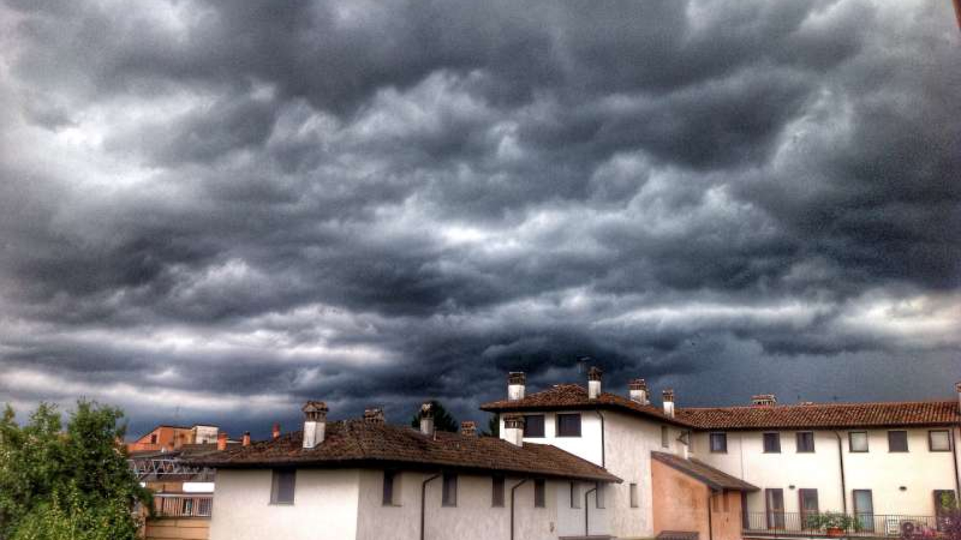 Tornano le nuove cariche di pioggia, allerta meteo per temporali e rischio frane