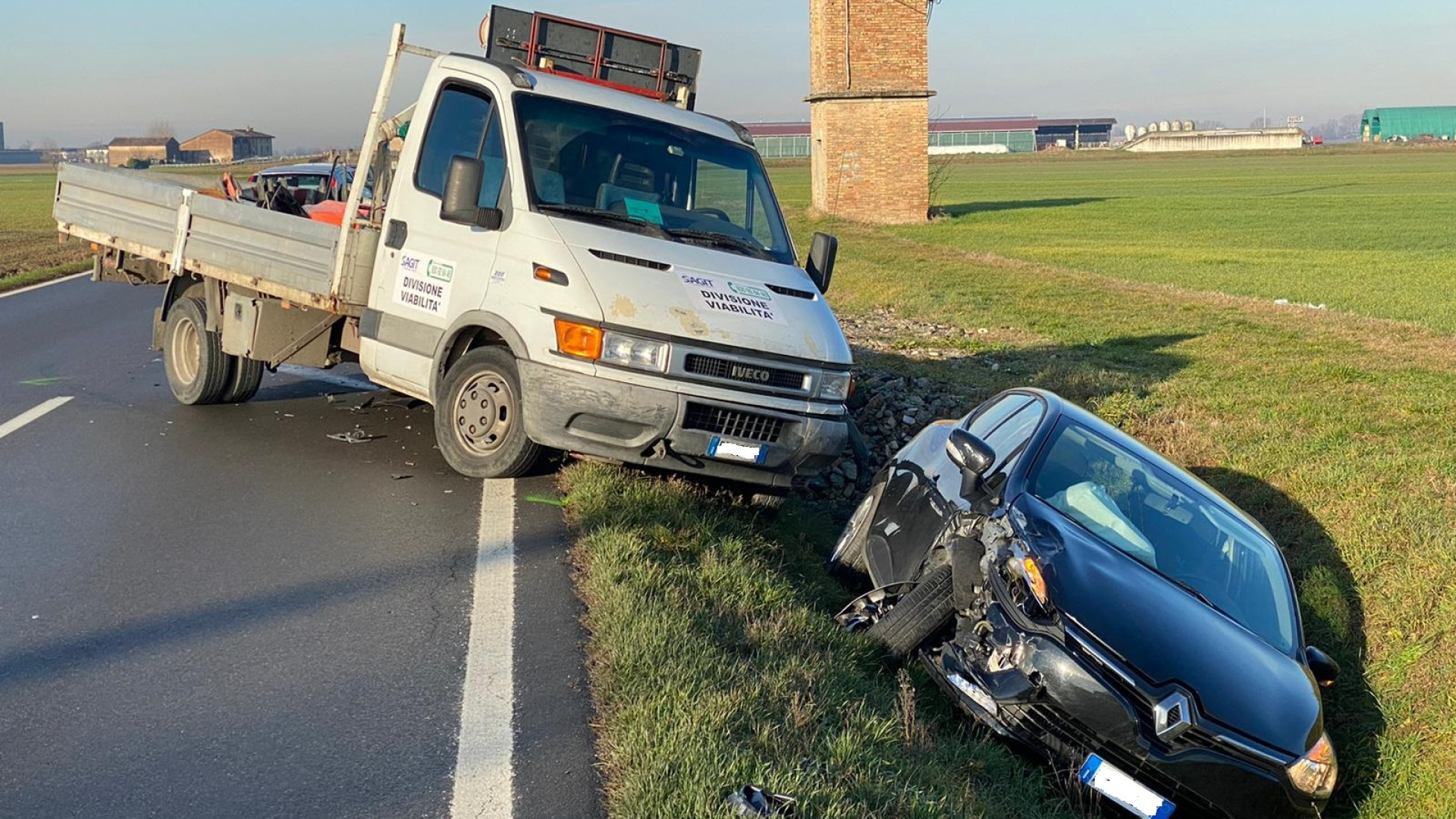 Auto centra un furgone e finisce nel canale: paura a Chiavenna Landi