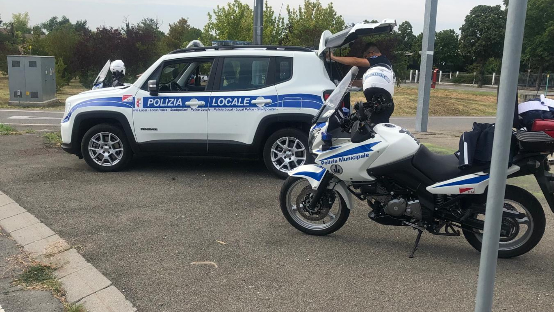 Alla guida senza patente e con falsa licenza: due denunce della polizia locale
