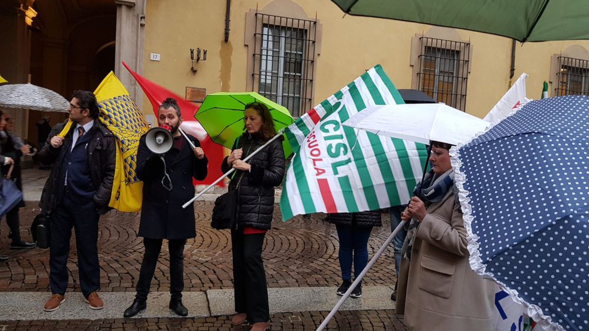 "Più sicurezza nelle scuole": presidio dei sindacati e lettera al prefetto