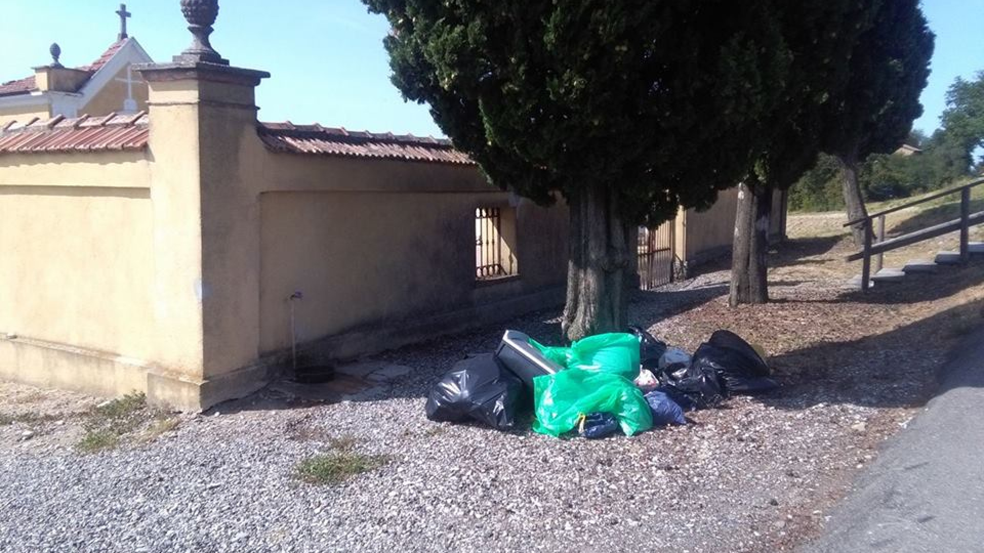 Rifiuti abbandonati al cimitero di Monticello, cittadini indignati