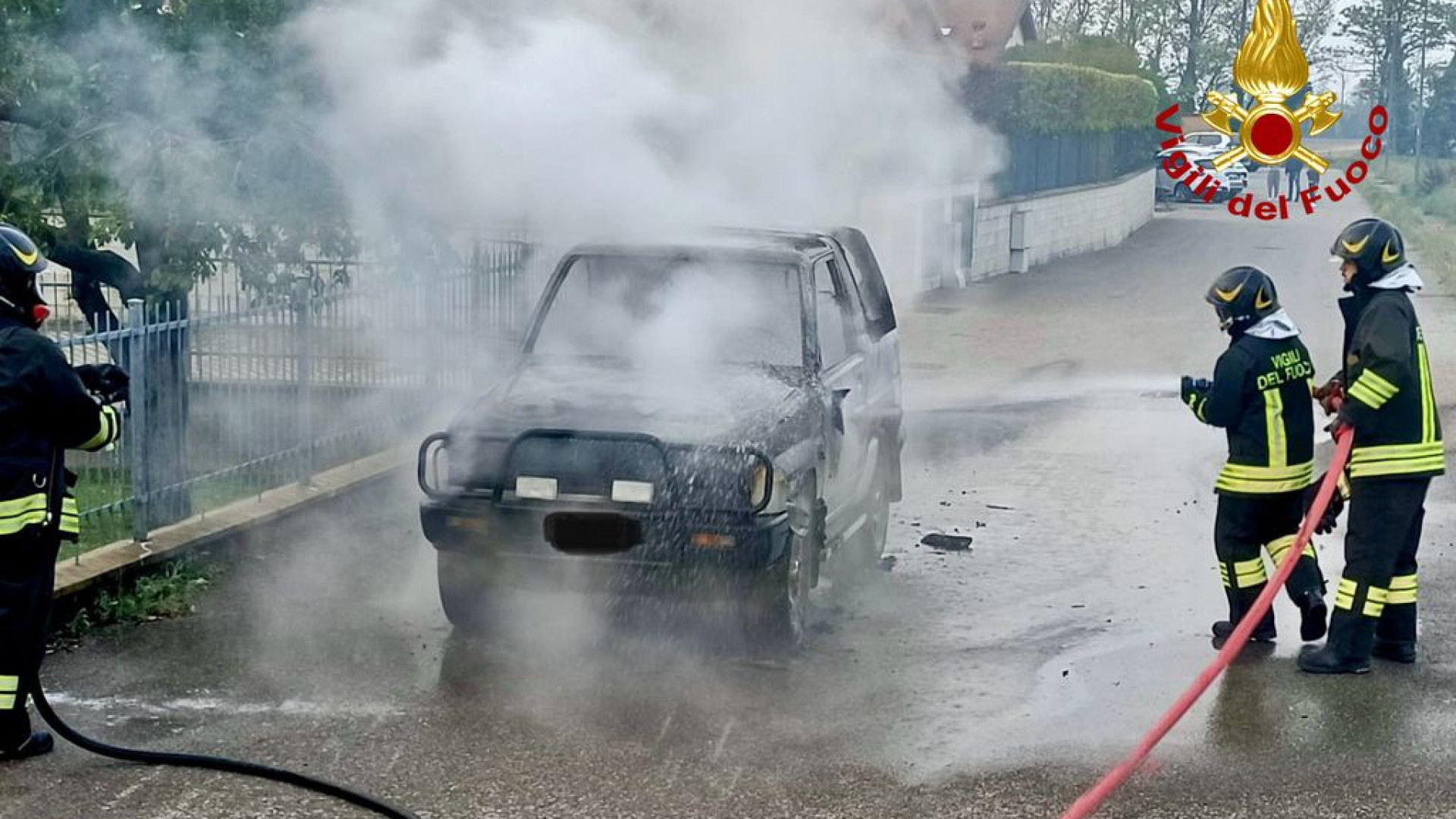 Auto divorata dal fuoco, camino in fiamme: due interventi dei vigili del fuoco