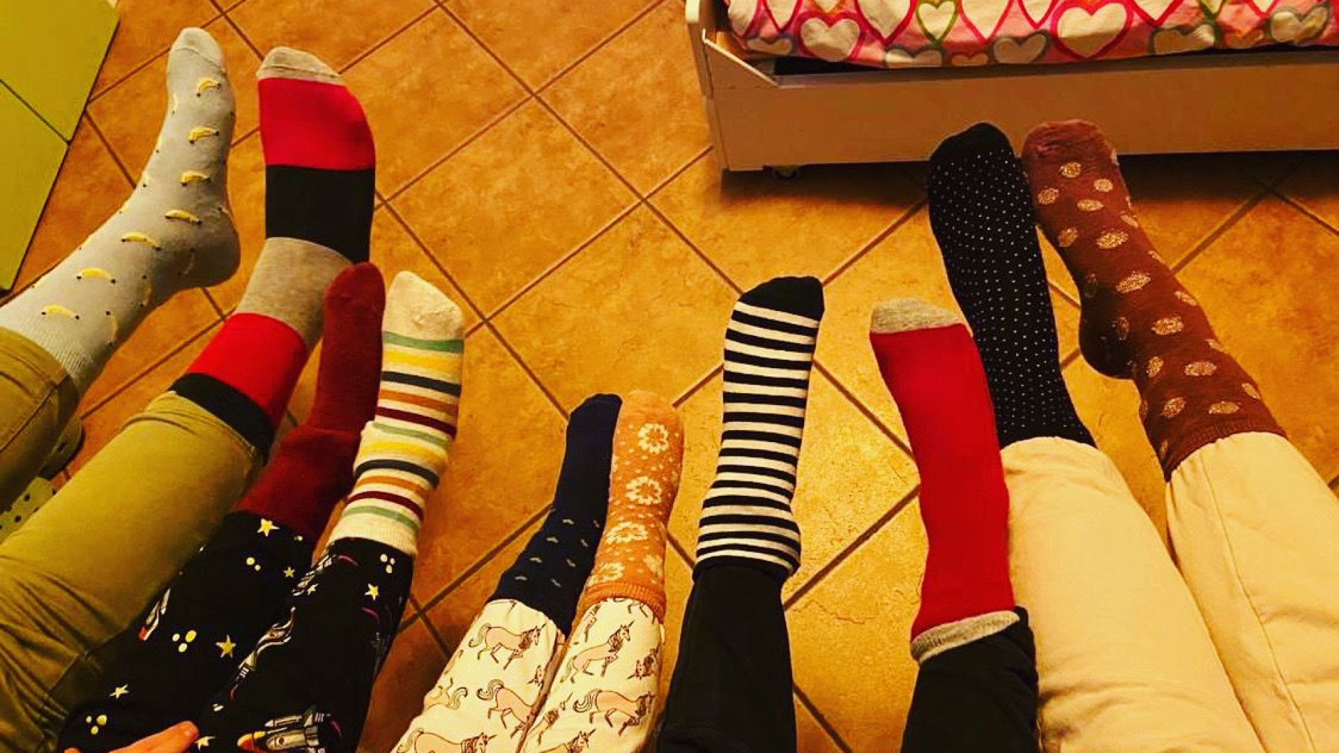Calzini spaiati per celebrare la diversità: "Importante per i bambini speciali come me"