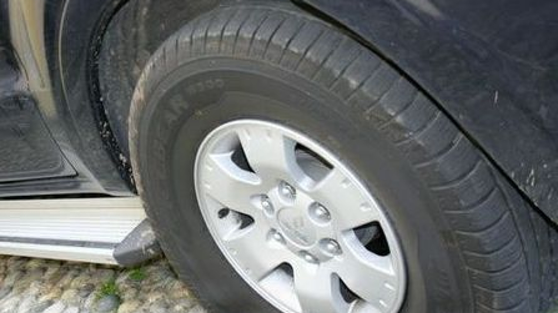 L'auto ostruisce il passaggio, il vicino buca le gomme e viene denunciato
