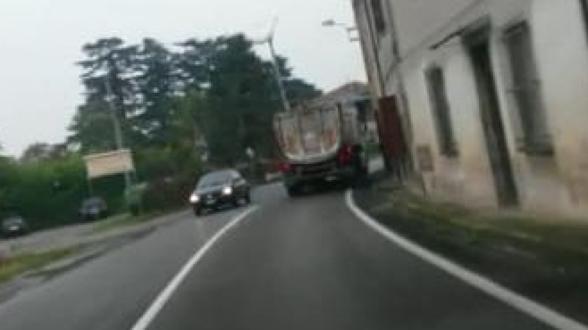 San Lorenzo di Castell'Arquato, camion sfiorano le case. Rocchetta: "Serve un divieto"