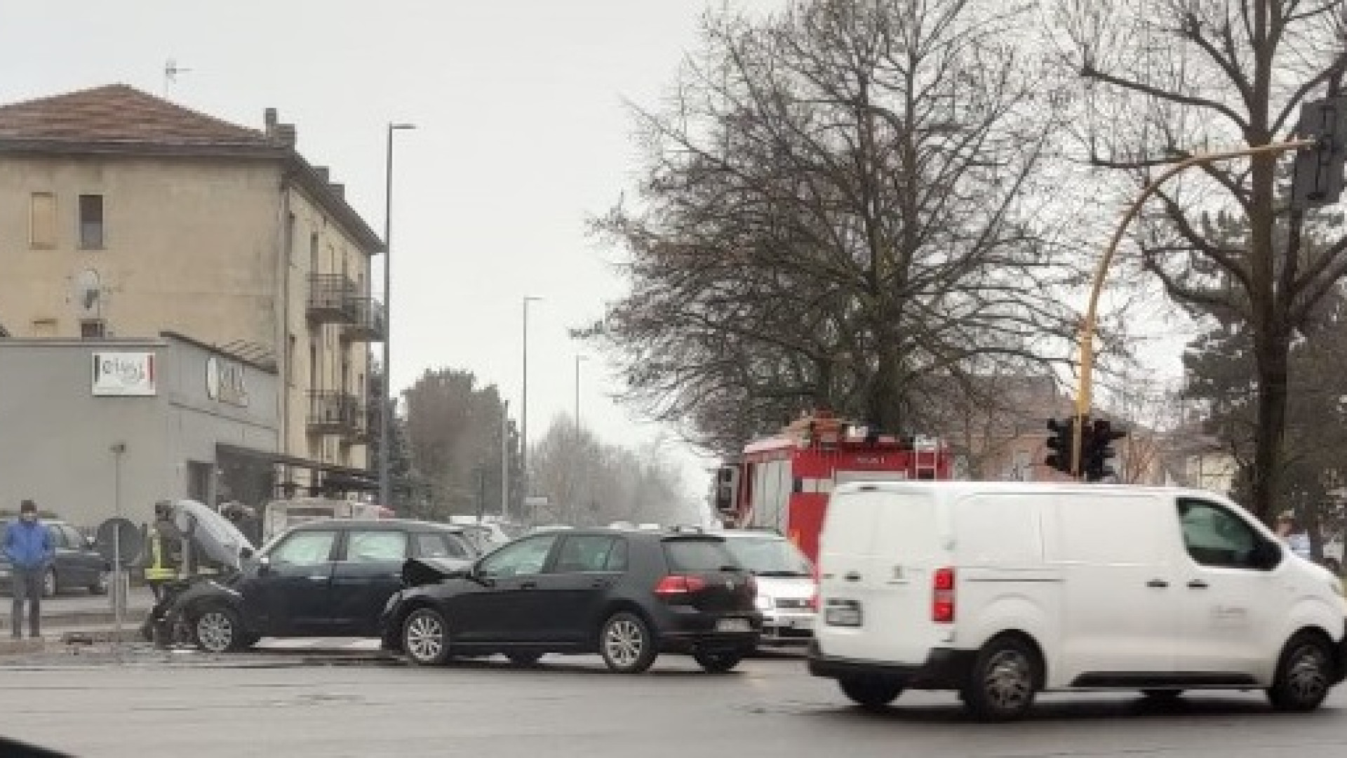 Incidente tra due auto in via Pietro Cella, lievi contusioni per le tre persone coinvolte