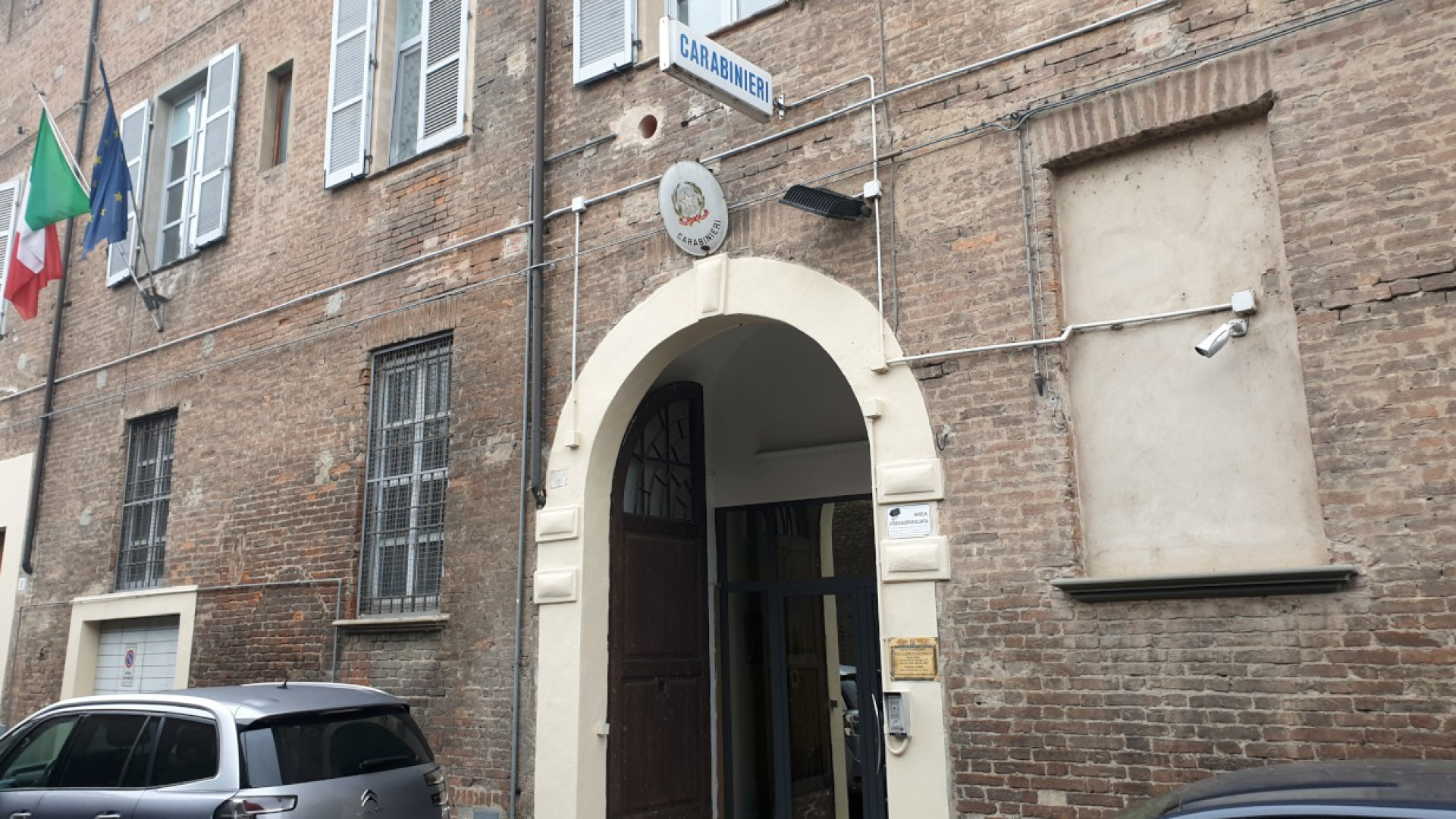 Va a fare una denuncia ma viene arrestato. Doveva essere ai domiciliari