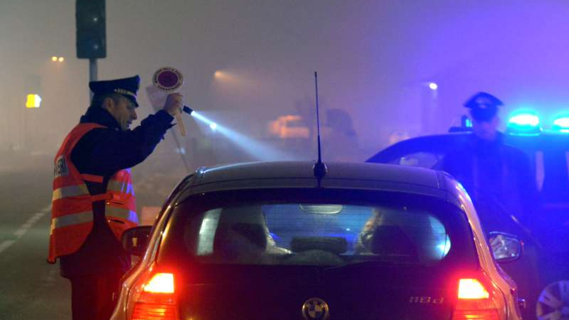 Droga in auto, segnalati due uomini. Donna al volante ubriaca: denunciata