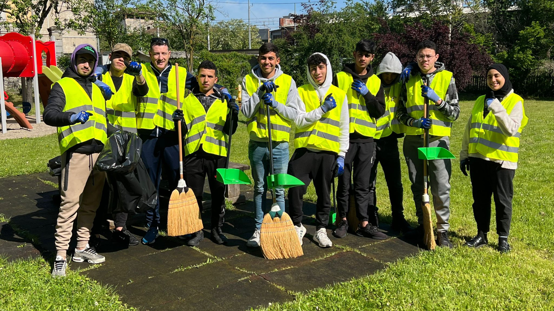 Cura dell'ambiente, i minori non accompagnati puliscono l'area verde di San Lazzaro