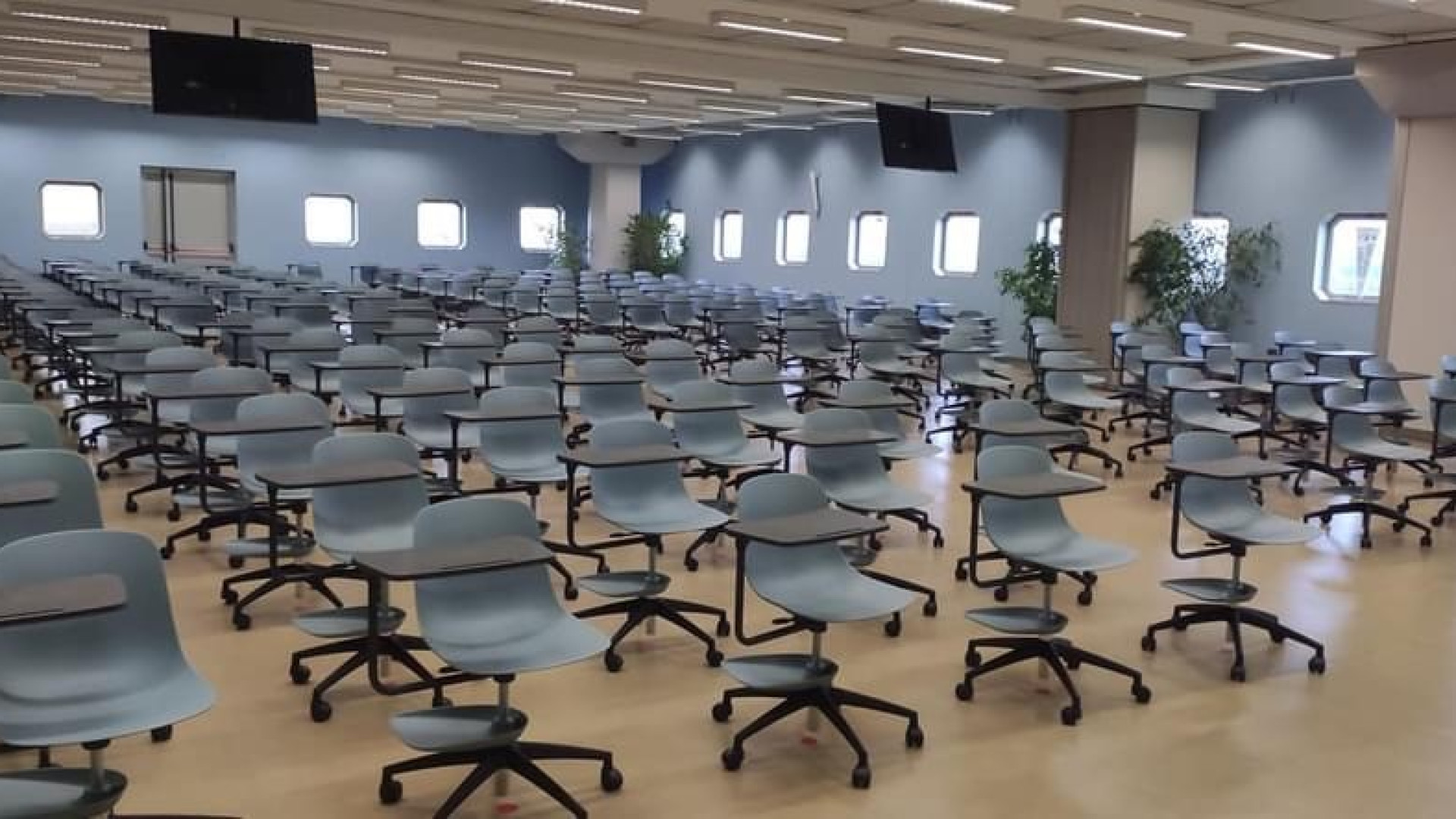 Al Raineri Marcora duecento banchi a rotelle: "Nuova aula magna"